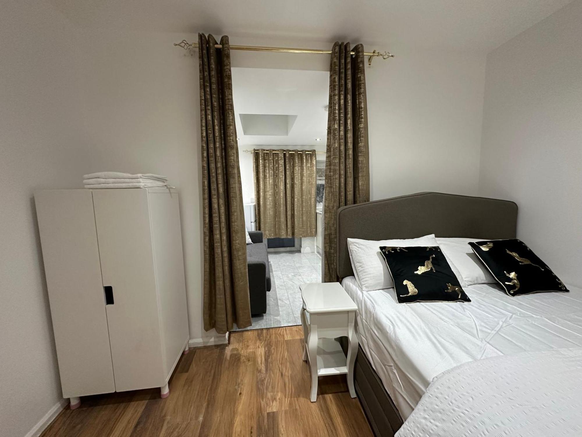 Apartamento 4th Flat With Private Own Bathroom A Luxury Family Setup And Furnished With Double Bed A Double Futon-sofa Bed A Single Futon Bed A Baby Cot And Garden And Free Parking
