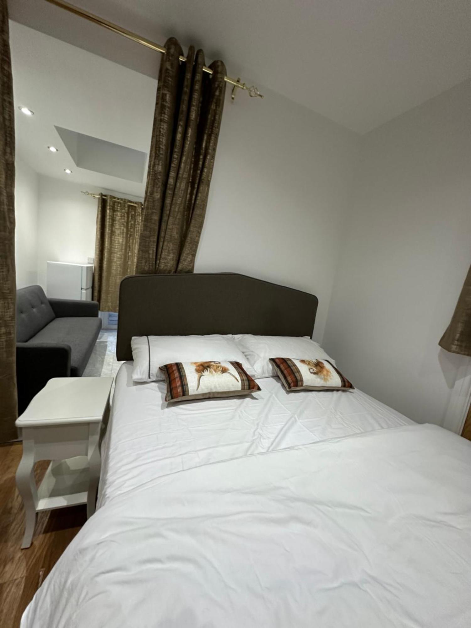 Apartamento 4th Flat With Private Own Bathroom A Luxury Family Setup And Furnished With Double Bed A Double Futon-sofa Bed A Single Futon Bed A Baby Cot And Garden And Free Parking *