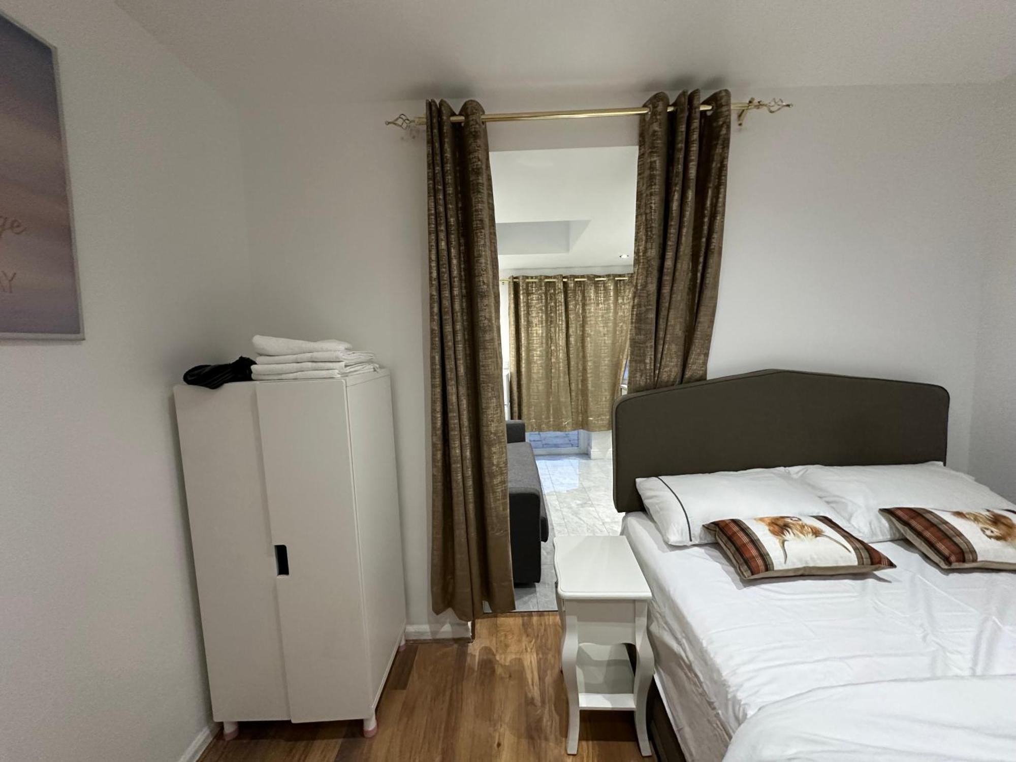 Apartamento 4th Flat With Private Own Bathroom A Luxury Family Setup And Furnished With Double Bed A Double Futon-sofa Bed A Single Futon Bed A Baby Cot And Garden And Free Parking Londres