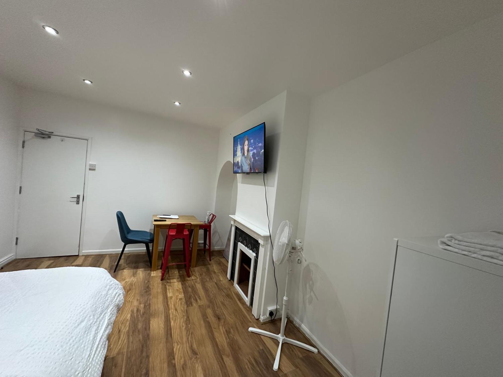 4th Flat With Private Own Bathroom A Luxury Family Setup And Furnished With Double Bed A Double Futon-sofa Bed A Single Futon Bed A Baby Cot And Garden And Free Parking Londres