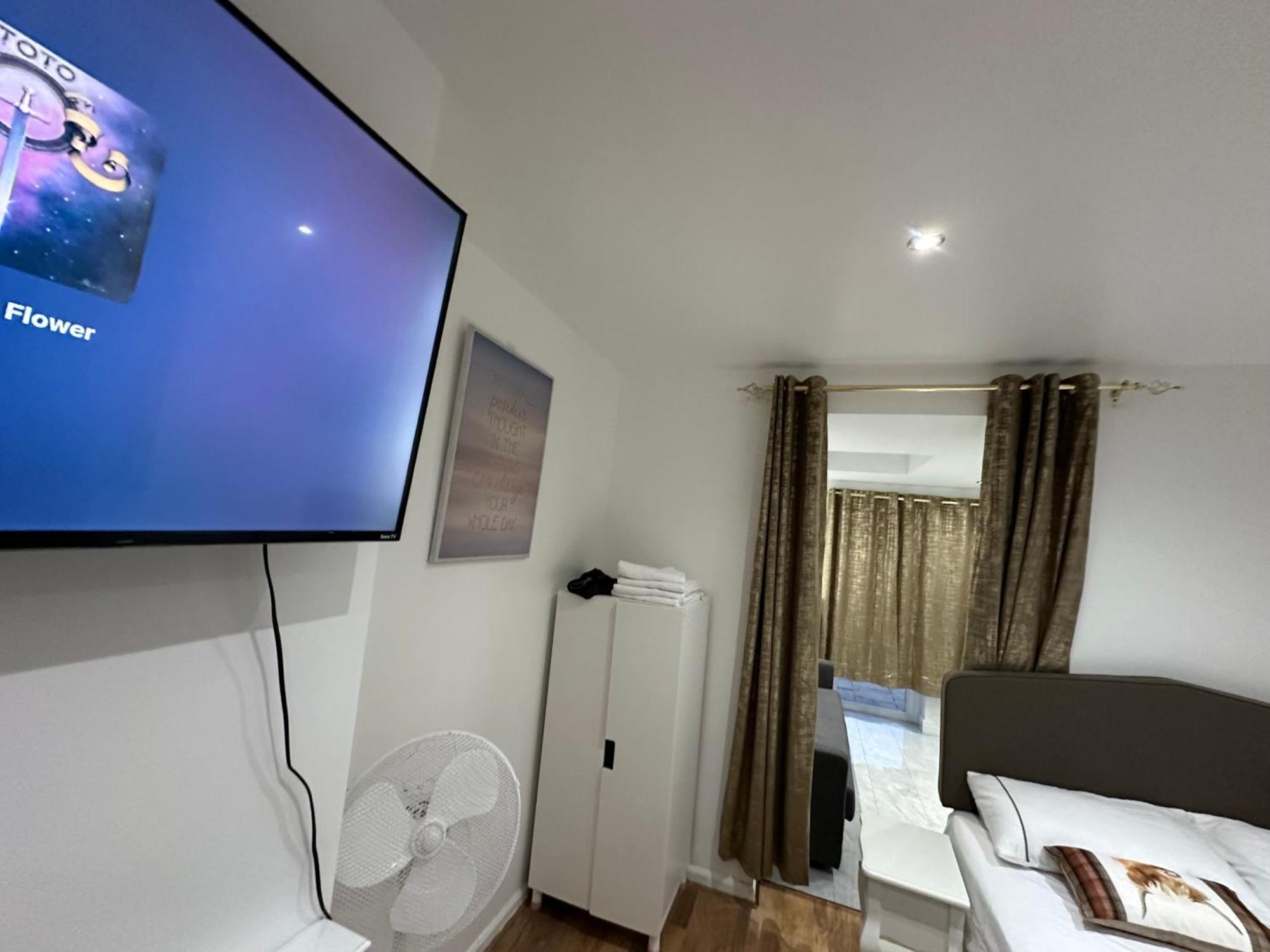 Apartamento 4th Flat With Private Own Bathroom A Luxury Family Setup And Furnished With Double Bed A Double Futon-sofa Bed A Single Futon Bed A Baby Cot And Garden And Free Parking