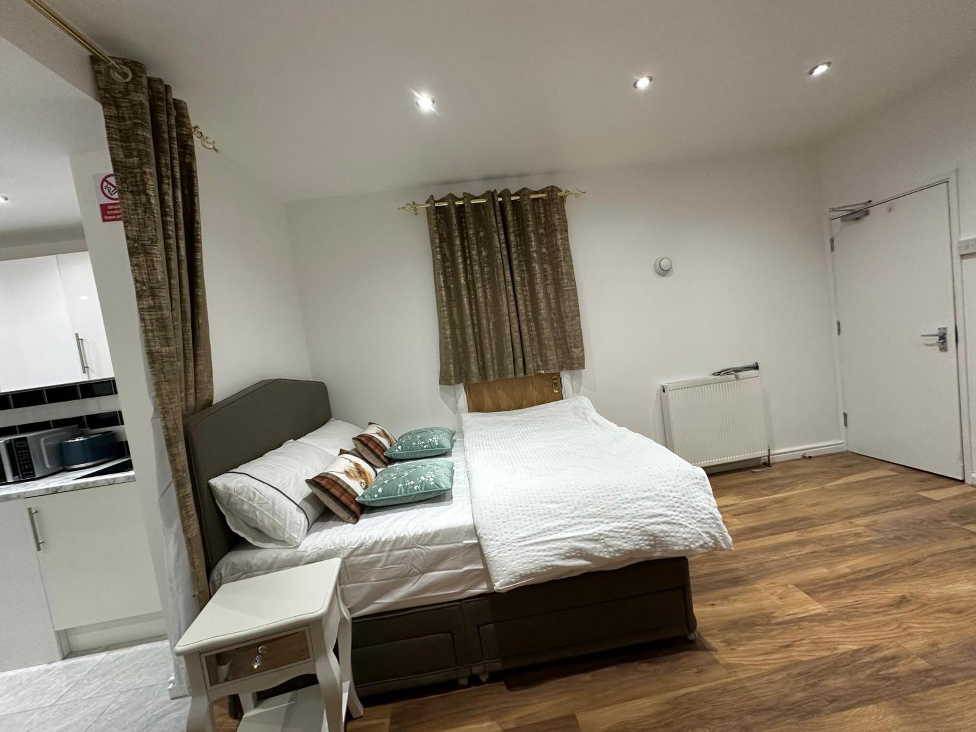 Apartamento 4th Flat With Private Own Bathroom A Luxury Family Setup And Furnished With Double Bed A Double Futon-sofa Bed A Single Futon Bed A Baby Cot And Garden And Free Parking Londres