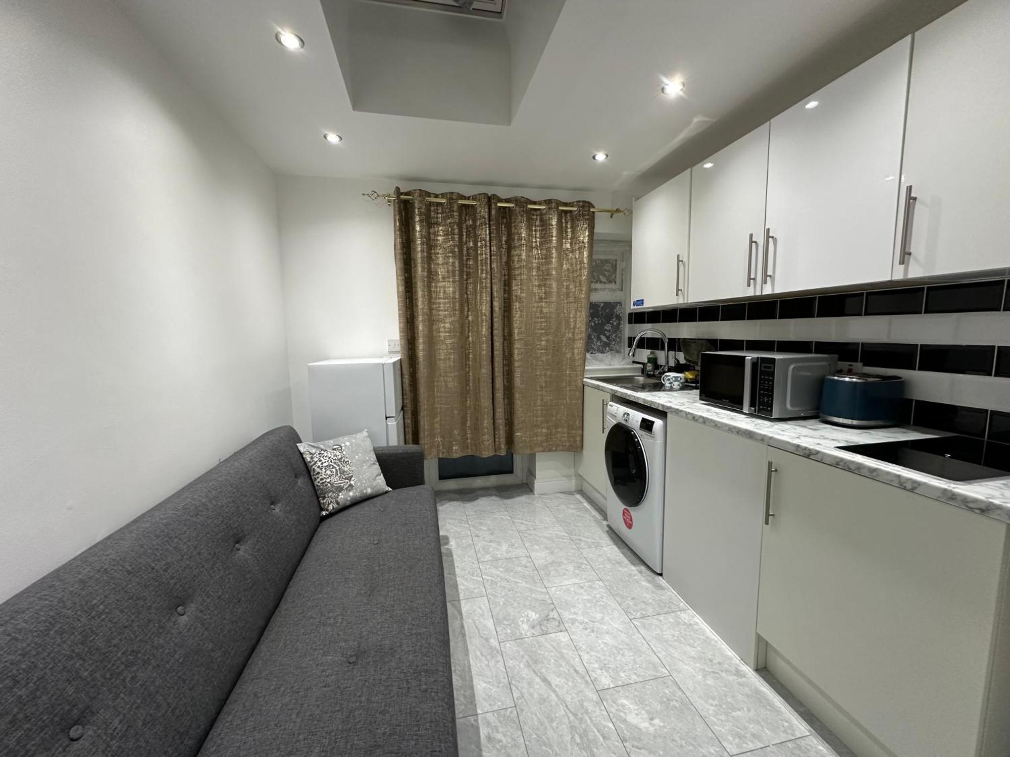 4th Flat With Private Own Bathroom A Luxury Family Setup And Furnished With Double Bed A Double Futon-sofa Bed A Single Futon Bed A Baby Cot And Garden And Free Parking Apartamento *