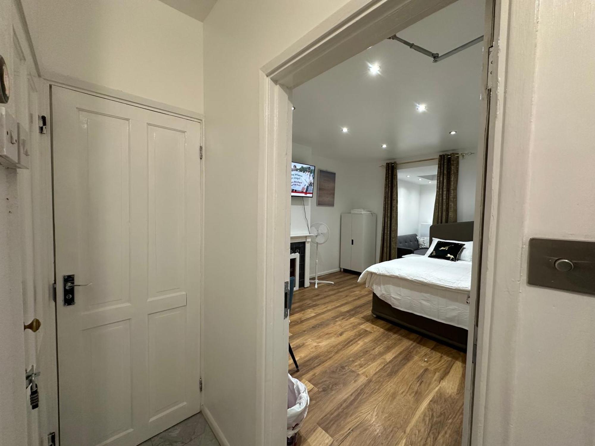 4th Flat With Private Own Bathroom A Luxury Family Setup And Furnished With Double Bed A Double Futon-sofa Bed A Single Futon Bed A Baby Cot And Garden And Free Parking Apartamento *
