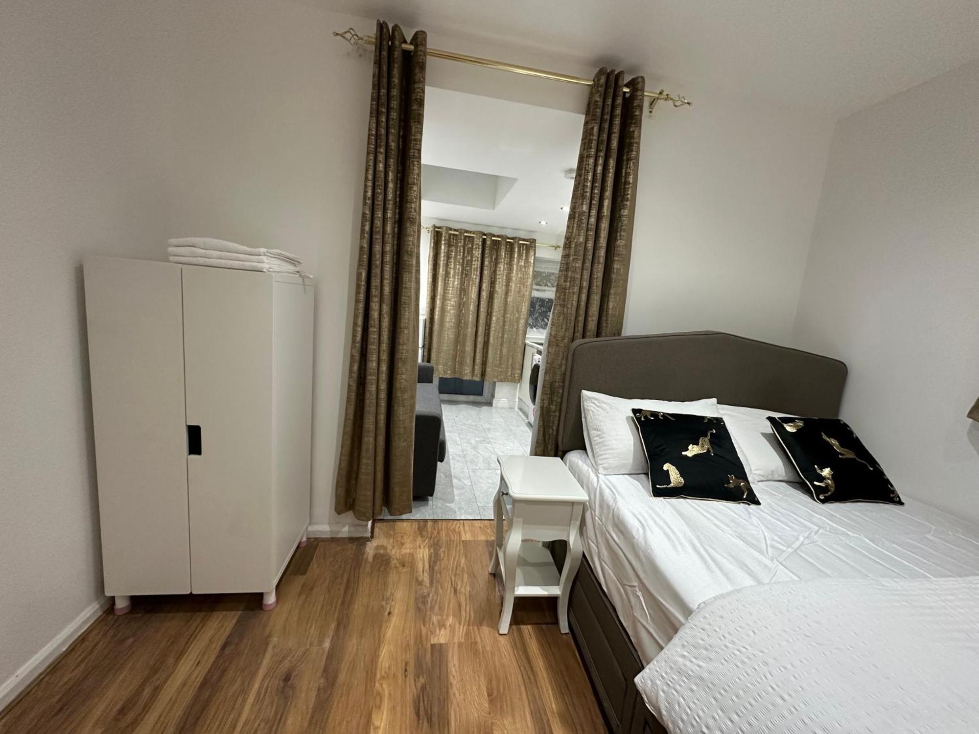Apartamento 4th Flat With Private Own Bathroom A Luxury Family Setup And Furnished With Double Bed A Double Futon-sofa Bed A Single Futon Bed A Baby Cot And Garden And Free Parking Londres