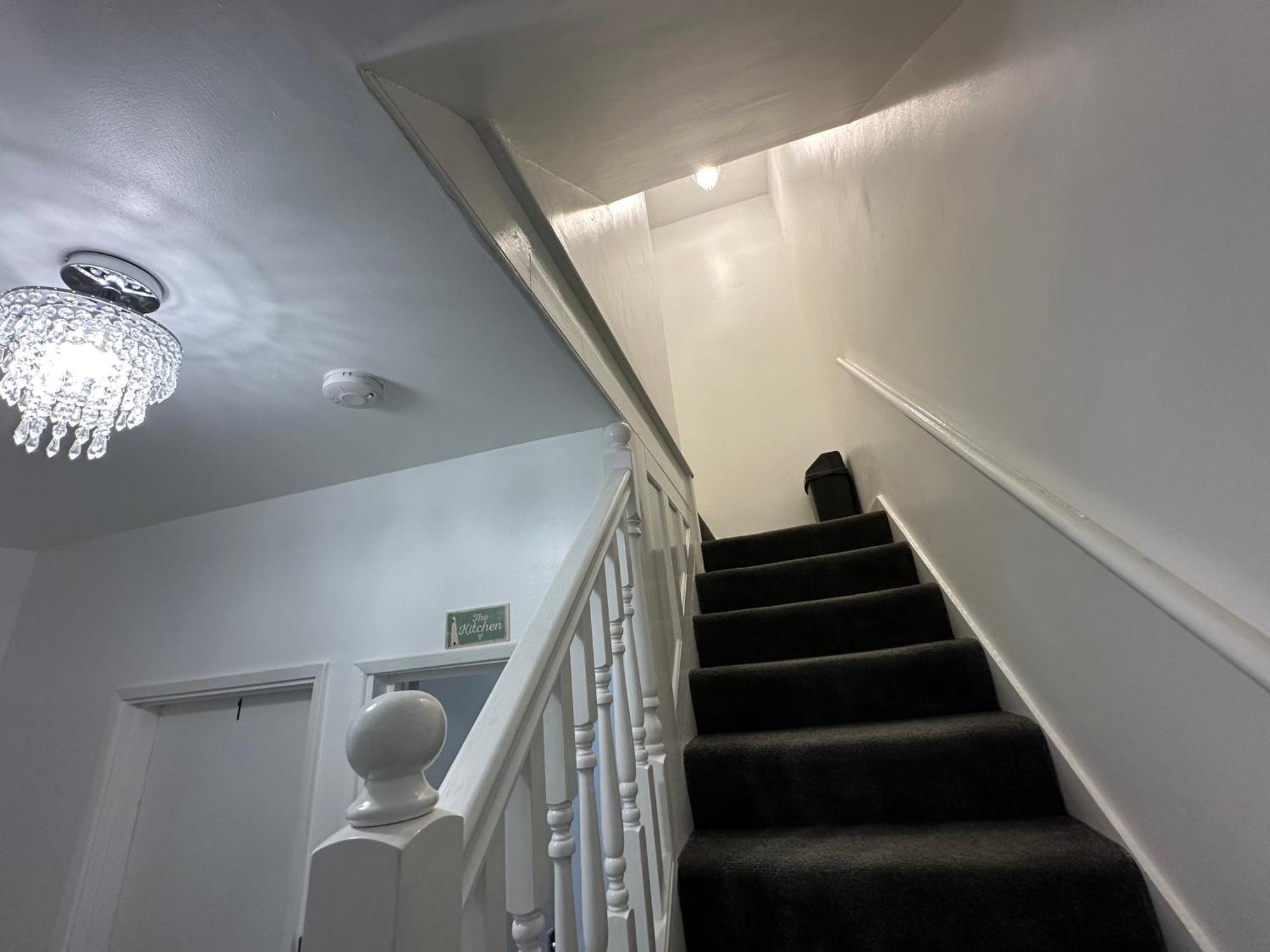 Apartamento 4th Flat With Private Own Bathroom A Luxury Family Setup And Furnished With Double Bed A Double Futon-sofa Bed A Single Futon Bed A Baby Cot And Garden And Free Parking *