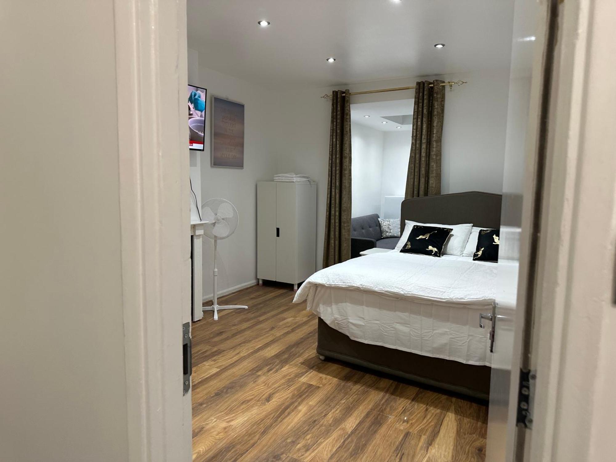 4th Flat With Private Own Bathroom A Luxury Family Setup And Furnished With Double Bed A Double Futon-sofa Bed A Single Futon Bed A Baby Cot And Garden And Free Parking * Londres