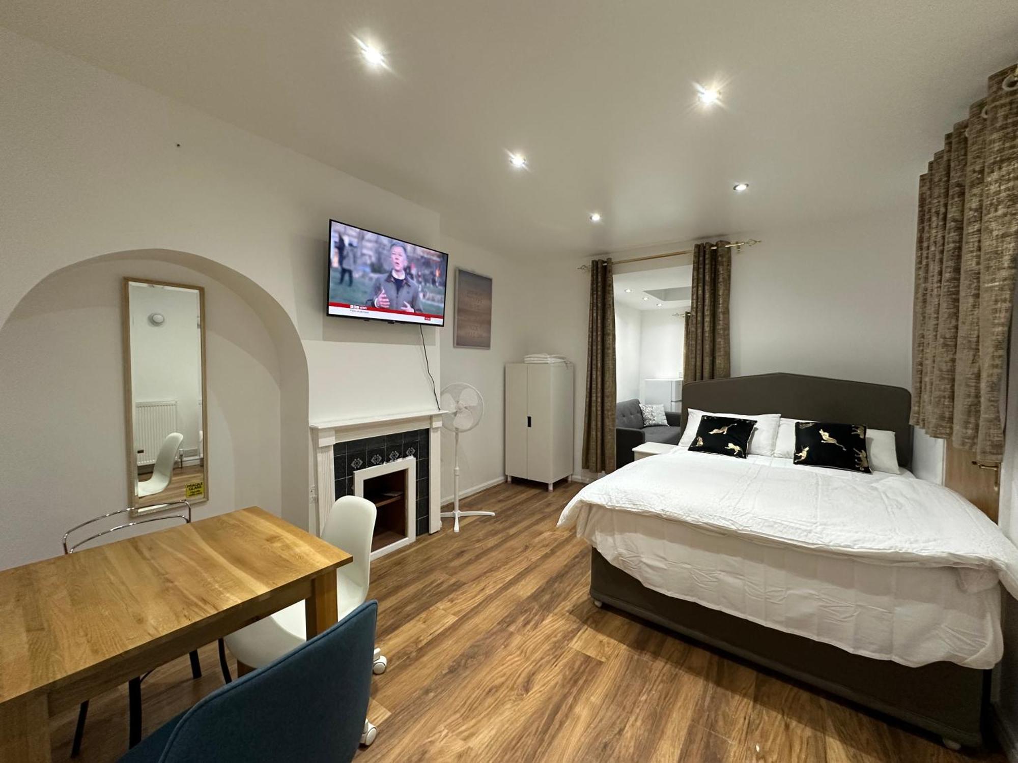 Apartamento 4th Flat With Private Own Bathroom A Luxury Family Setup And Furnished With Double Bed A Double Futon-sofa Bed A Single Futon Bed A Baby Cot And Garden And Free Parking