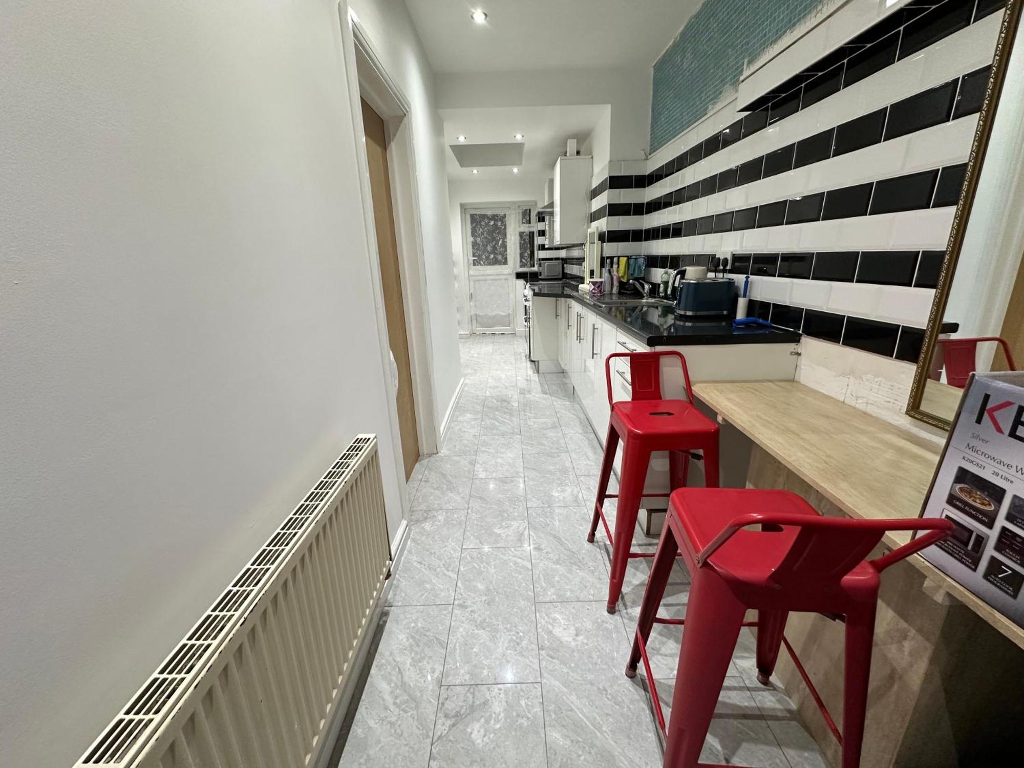 4th Flat With Private Own Bathroom A Luxury Family Setup And Furnished With Double Bed A Double Futon-sofa Bed A Single Futon Bed A Baby Cot And Garden And Free Parking Apartamento Londres