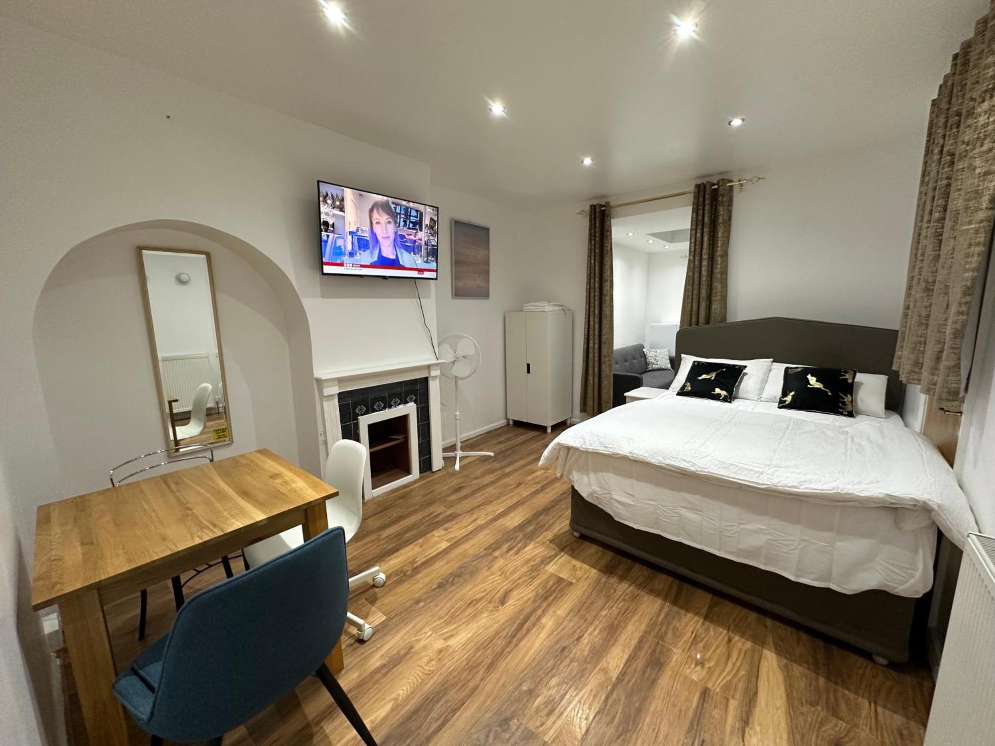 4th Flat With Private Own Bathroom A Luxury Family Setup And Furnished With Double Bed A Double Futon-sofa Bed A Single Futon Bed A Baby Cot And Garden And Free Parking Londres