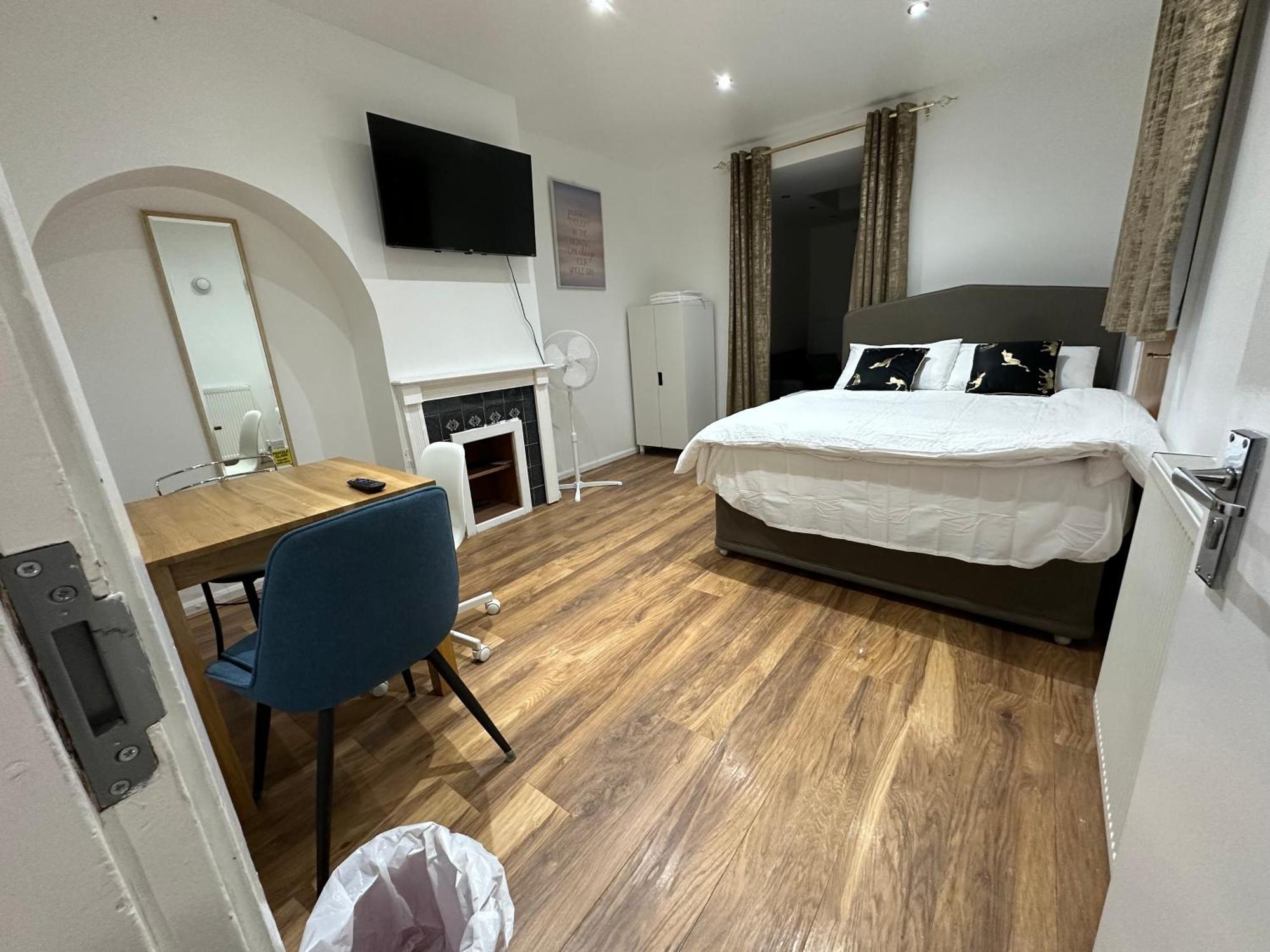 Apartamento 4th Flat With Private Own Bathroom A Luxury Family Setup And Furnished With Double Bed A Double Futon-sofa Bed A Single Futon Bed A Baby Cot And Garden And Free Parking Londres