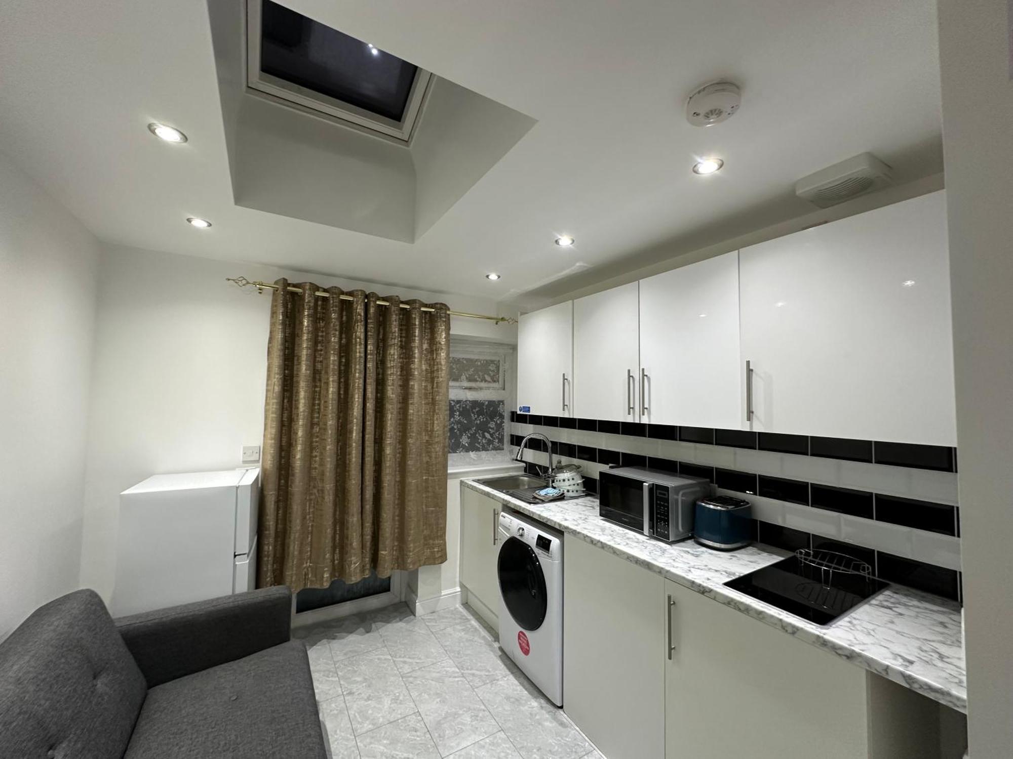 4th Flat With Private Own Bathroom A Luxury Family Setup And Furnished With Double Bed A Double Futon-sofa Bed A Single Futon Bed A Baby Cot And Garden And Free Parking Apartamento Londres