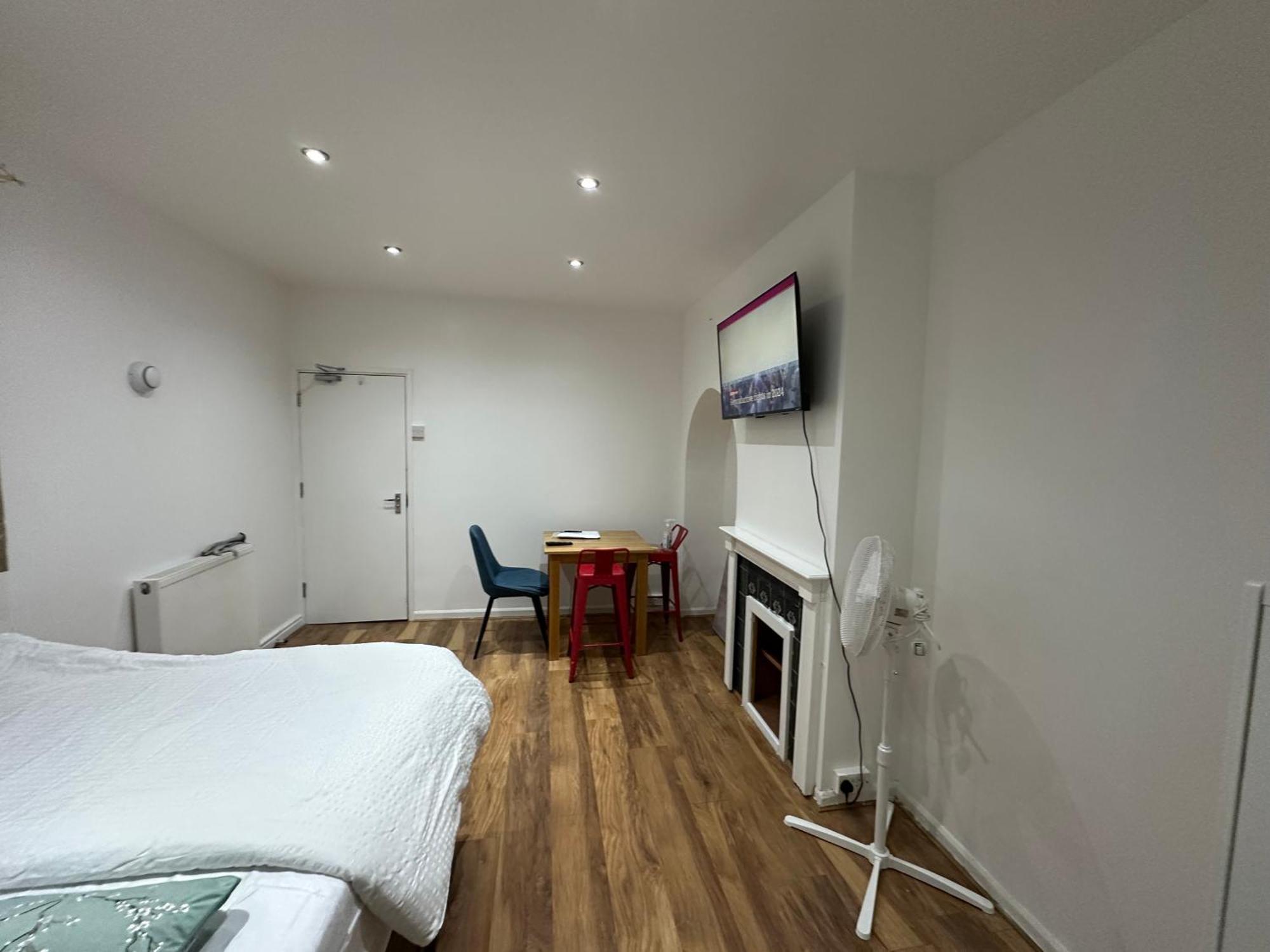 Apartamento 4th Flat With Private Own Bathroom A Luxury Family Setup And Furnished With Double Bed A Double Futon-sofa Bed A Single Futon Bed A Baby Cot And Garden And Free Parking *