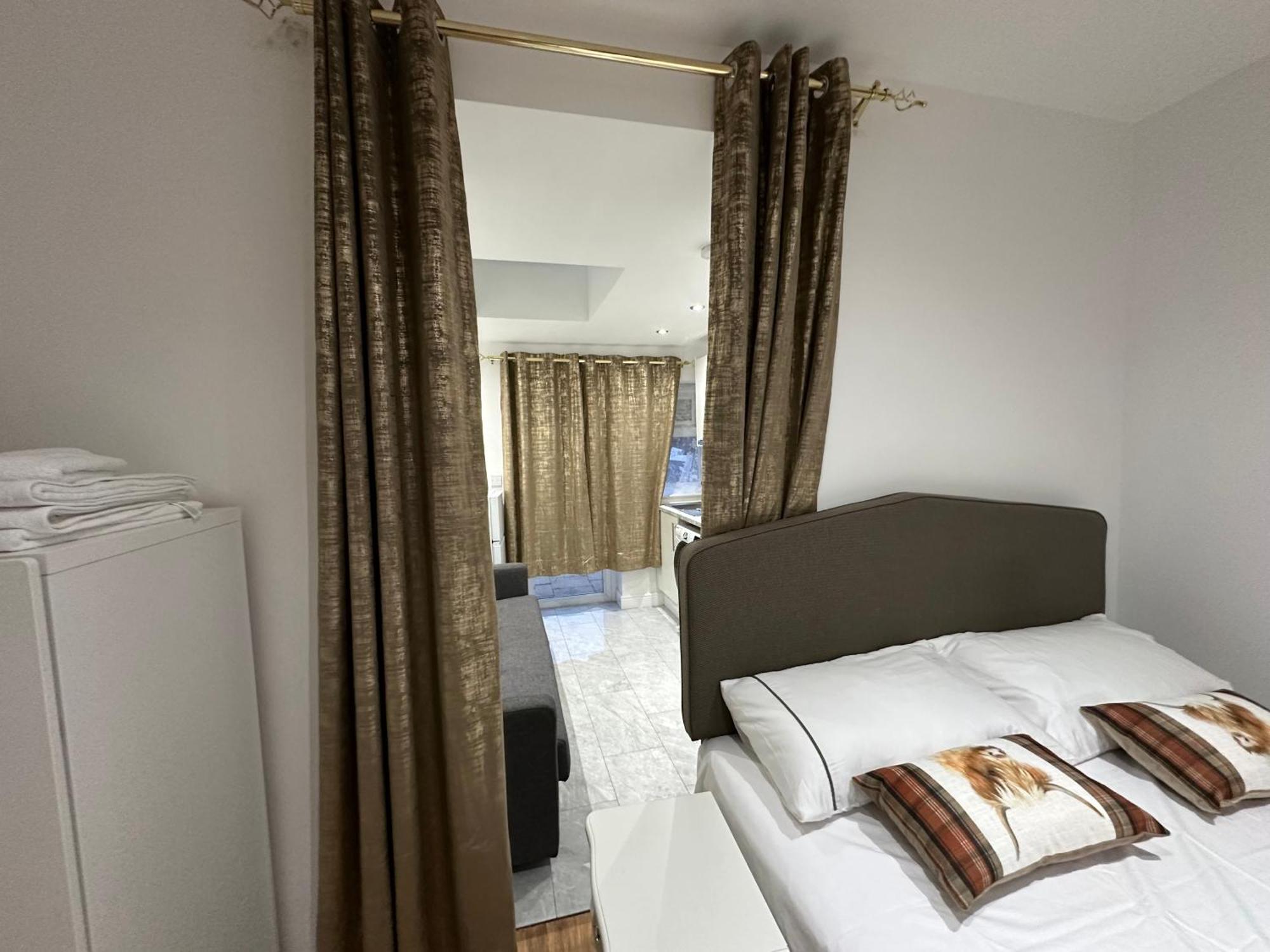 4th Flat With Private Own Bathroom A Luxury Family Setup And Furnished With Double Bed A Double Futon-sofa Bed A Single Futon Bed A Baby Cot And Garden And Free Parking Apartamento *