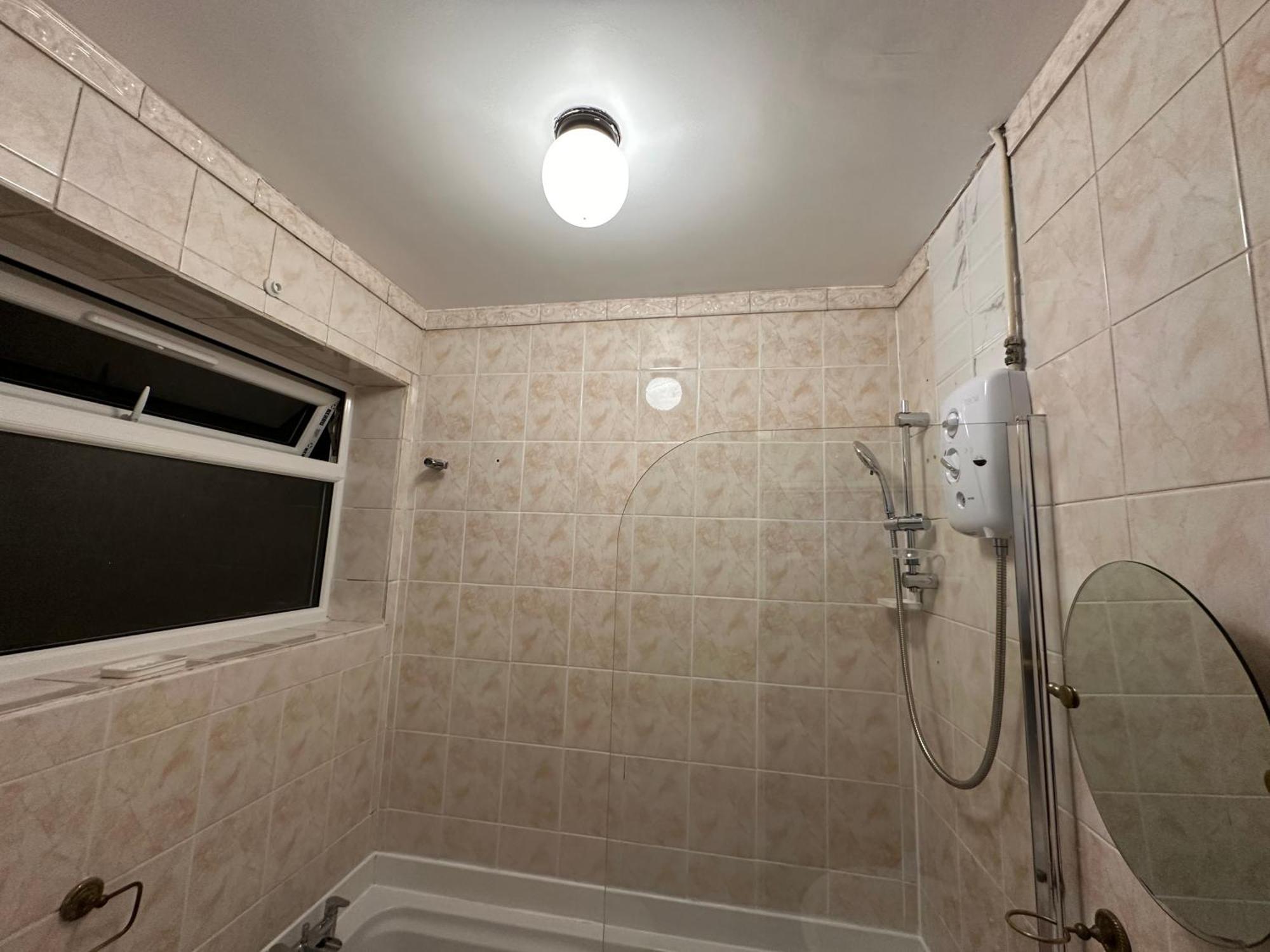Apartamento 4th Flat With Private Own Bathroom A Luxury Family Setup And Furnished With Double Bed A Double Futon-sofa Bed A Single Futon Bed A Baby Cot And Garden And Free Parking