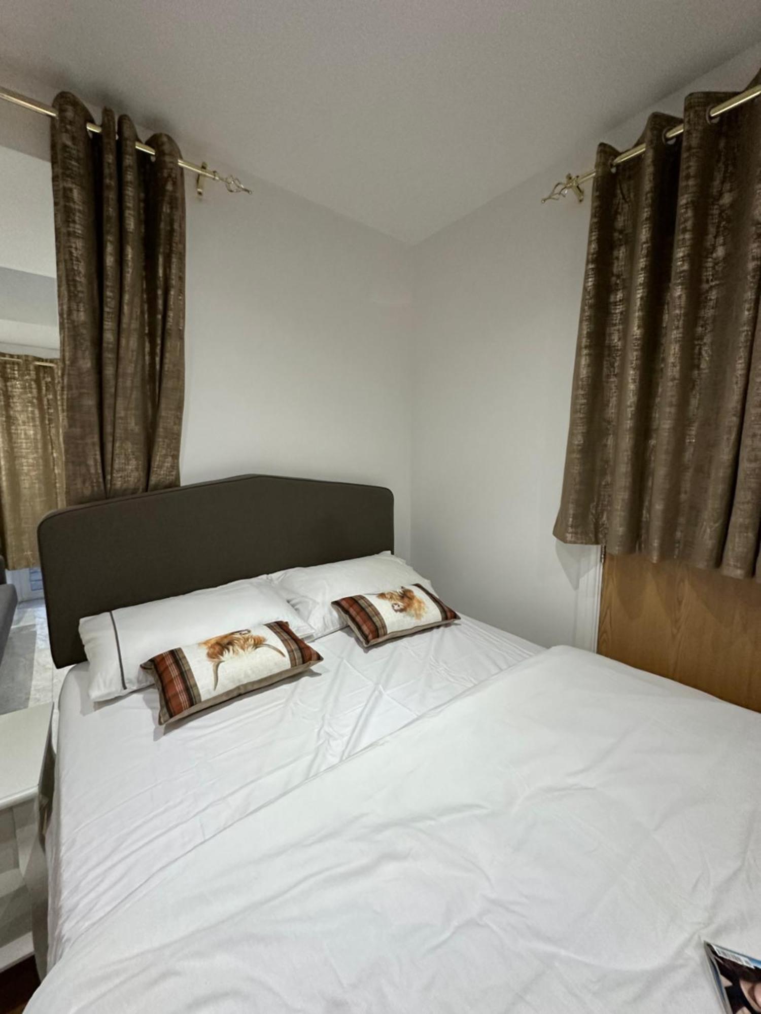 4th Flat With Private Own Bathroom A Luxury Family Setup And Furnished With Double Bed A Double Futon-sofa Bed A Single Futon Bed A Baby Cot And Garden And Free Parking Apartamento
