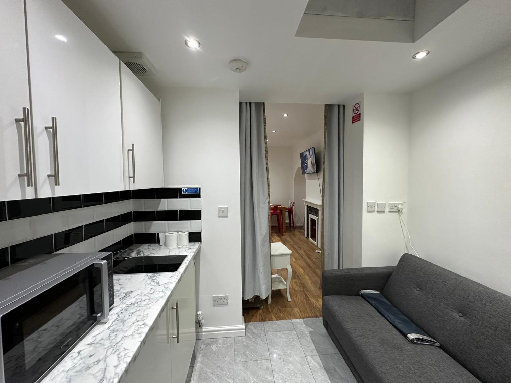 4th Flat With Private Own Bathroom A Luxury Family Setup And Furnished With Double Bed A Double Futon-sofa Bed A Single Futon Bed A Baby Cot And Garden And Free Parking Apartamento *