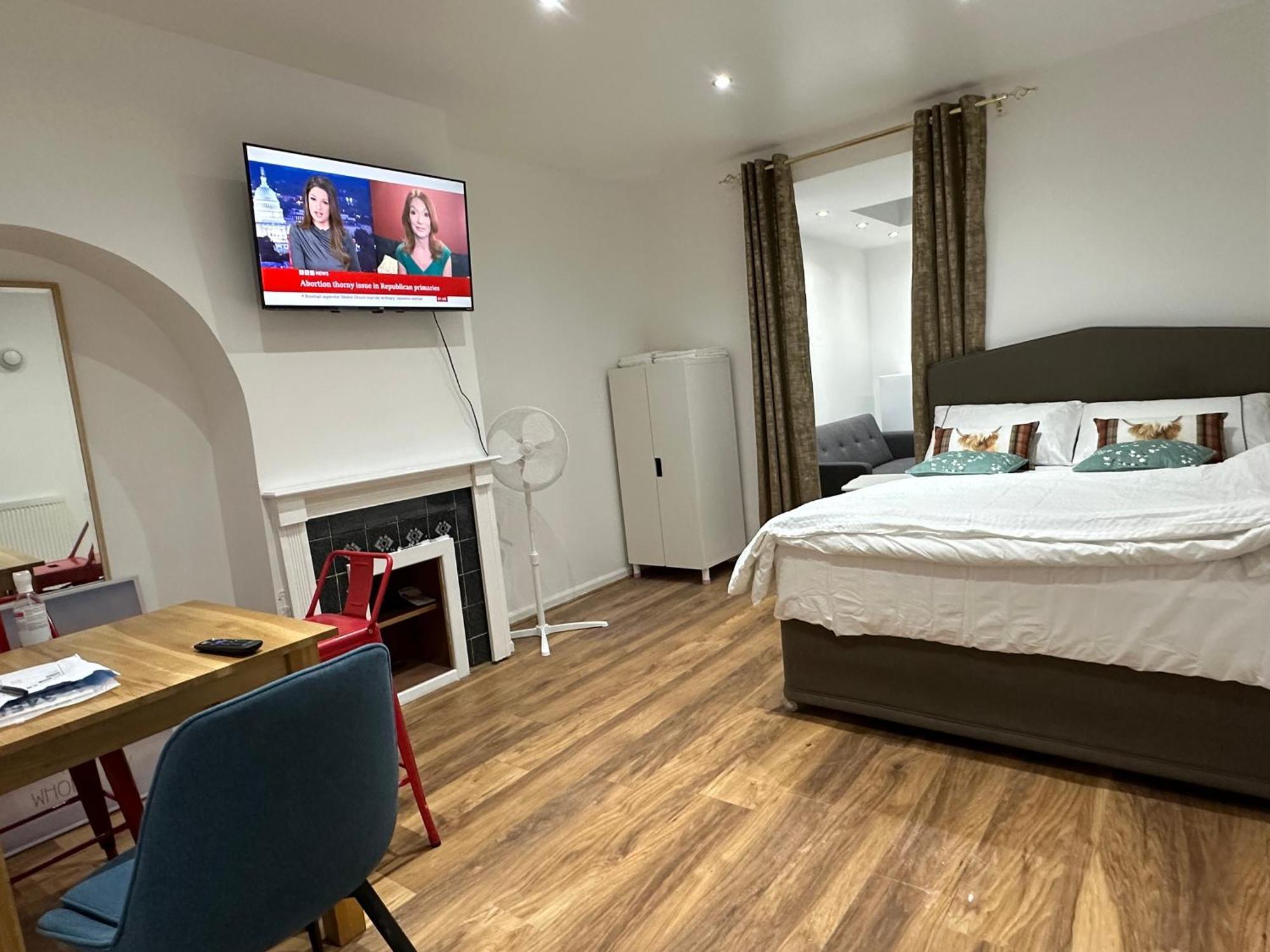 Apartamento 4th Flat With Private Own Bathroom A Luxury Family Setup And Furnished With Double Bed A Double Futon-sofa Bed A Single Futon Bed A Baby Cot And Garden And Free Parking *