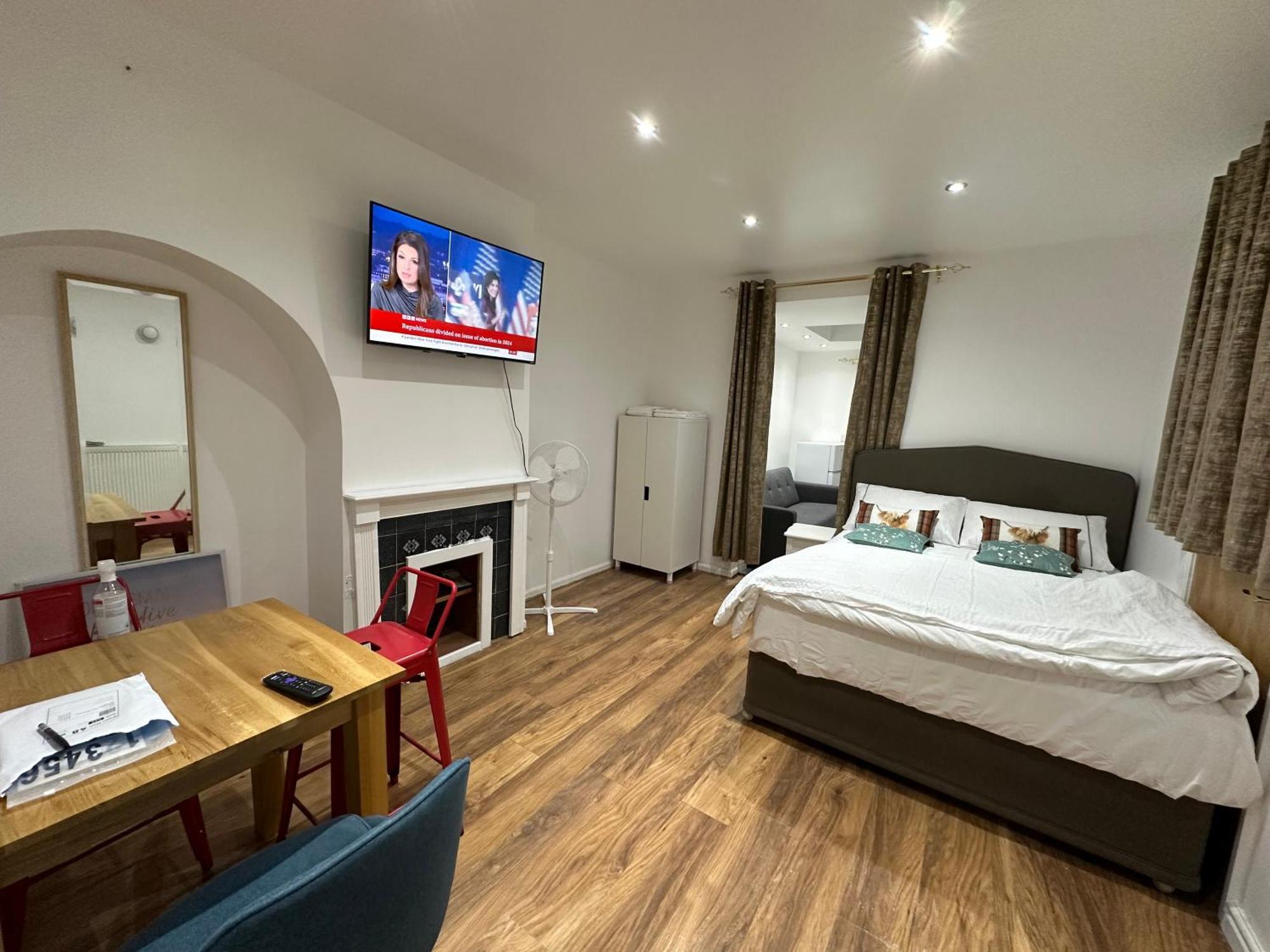 4th Flat With Private Own Bathroom A Luxury Family Setup And Furnished With Double Bed A Double Futon-sofa Bed A Single Futon Bed A Baby Cot And Garden And Free Parking * Londres