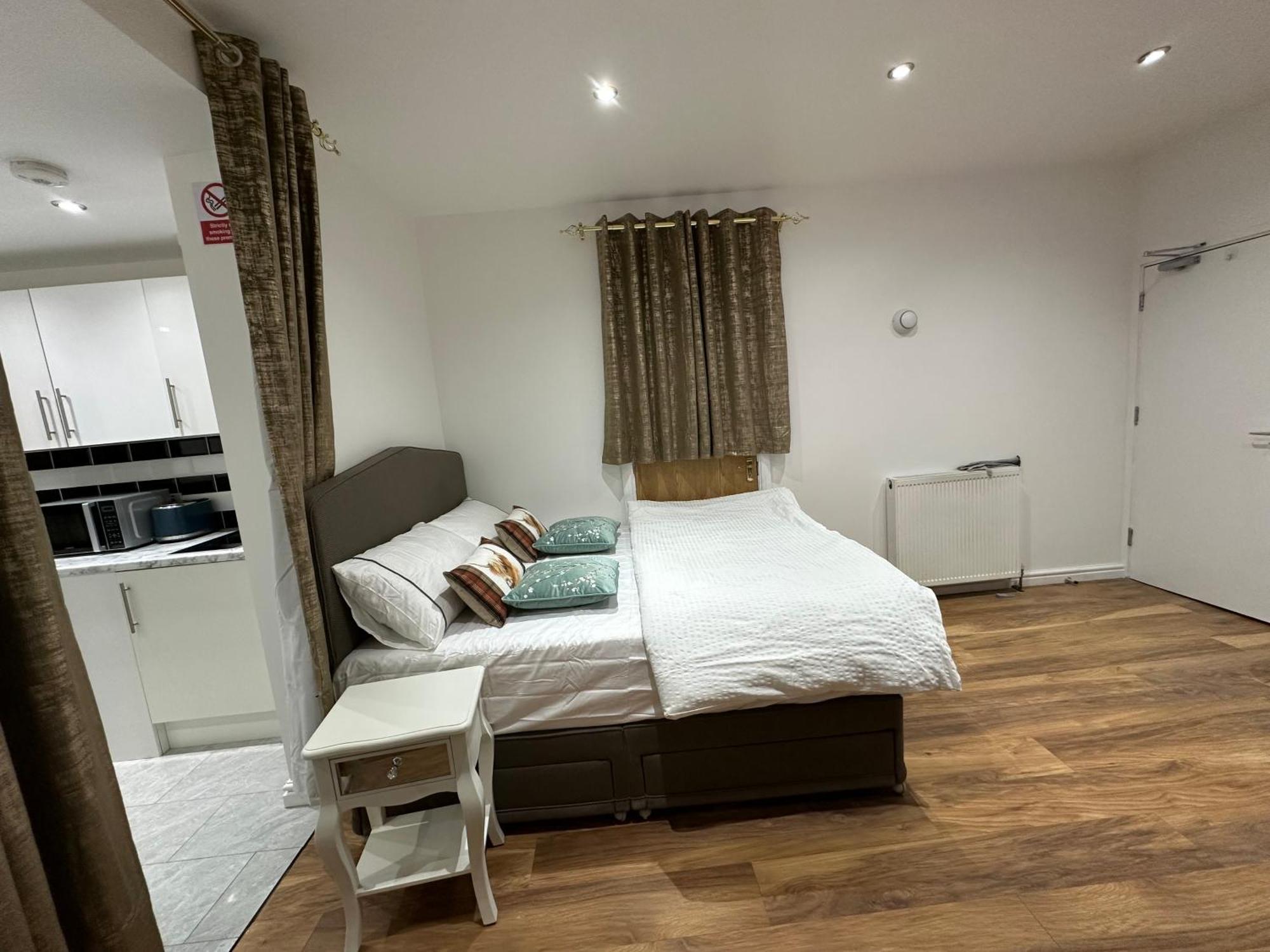 4th Flat With Private Own Bathroom A Luxury Family Setup And Furnished With Double Bed A Double Futon-sofa Bed A Single Futon Bed A Baby Cot And Garden And Free Parking Apartamento Londres