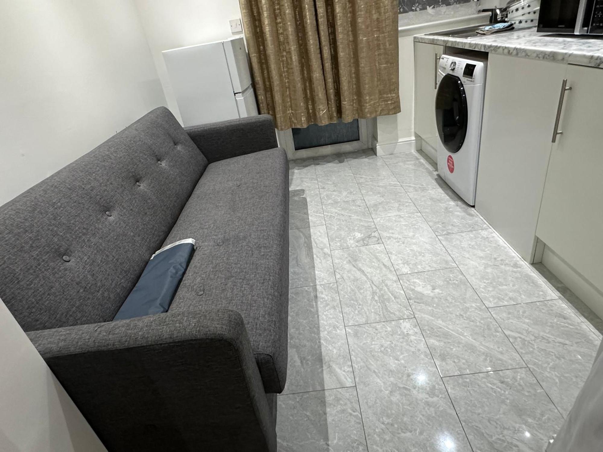 4th Flat With Private Own Bathroom A Luxury Family Setup And Furnished With Double Bed A Double Futon-sofa Bed A Single Futon Bed A Baby Cot And Garden And Free Parking Londres