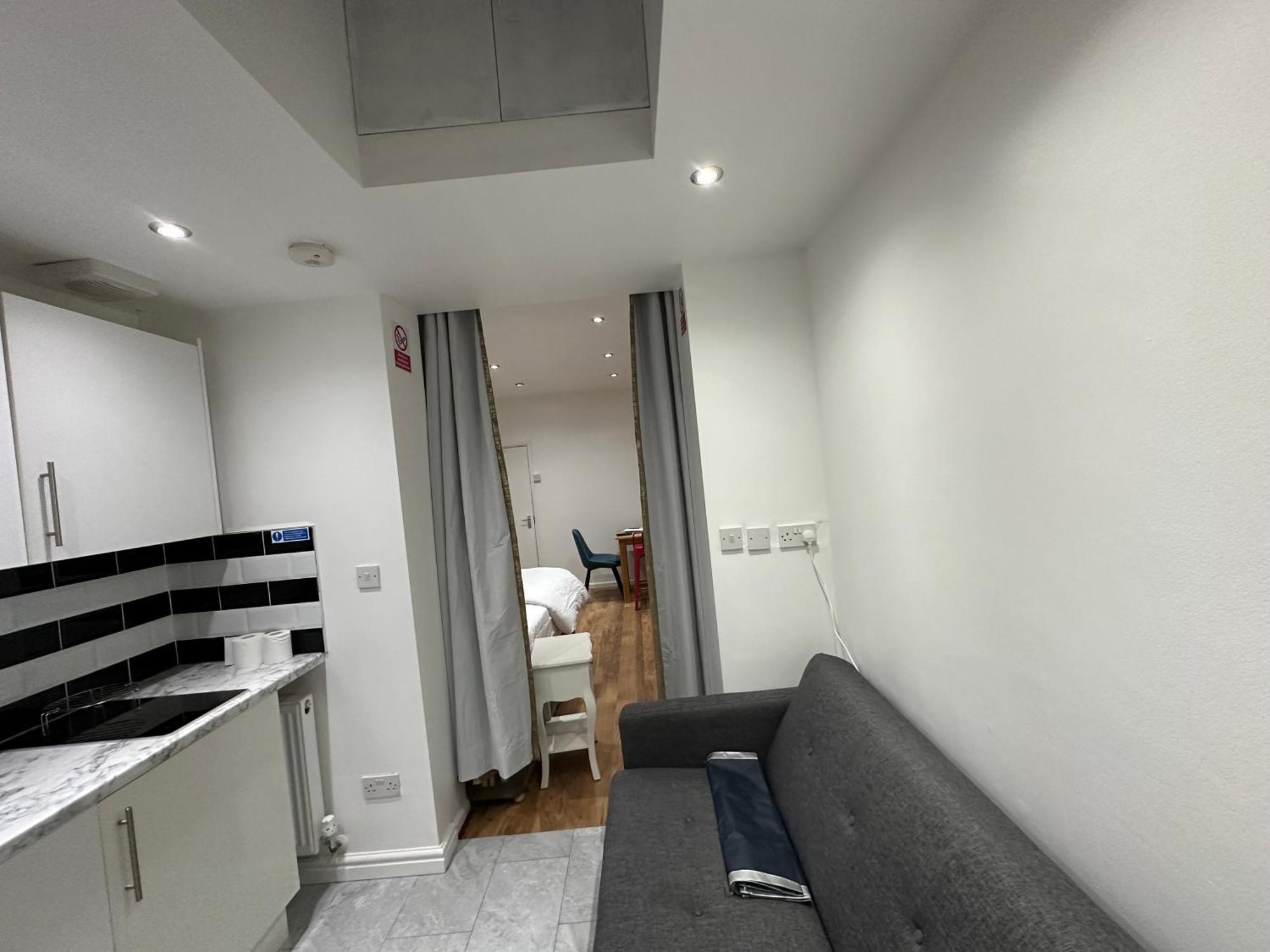 4th Flat With Private Own Bathroom A Luxury Family Setup And Furnished With Double Bed A Double Futon-sofa Bed A Single Futon Bed A Baby Cot And Garden And Free Parking Apartamento *