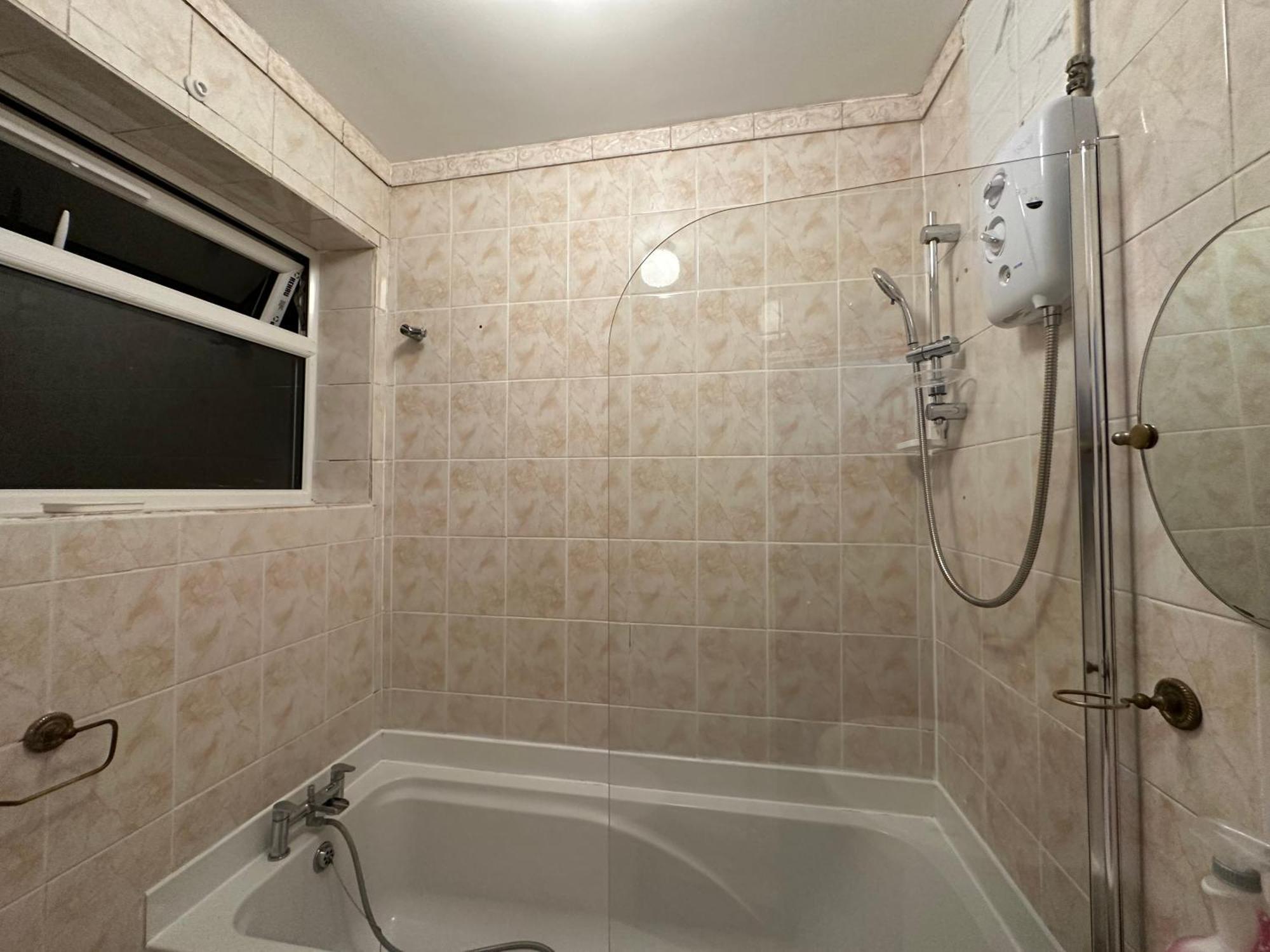 Apartamento 4th Flat With Private Own Bathroom A Luxury Family Setup And Furnished With Double Bed A Double Futon-sofa Bed A Single Futon Bed A Baby Cot And Garden And Free Parking Londres