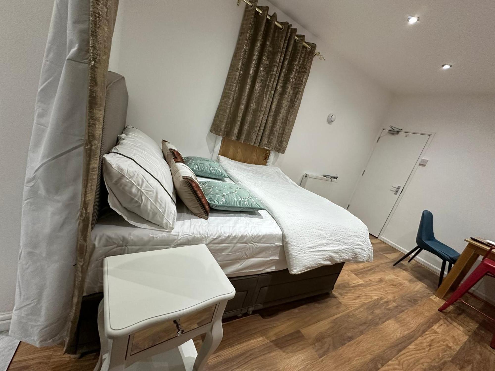 Apartamento 4th Flat With Private Own Bathroom A Luxury Family Setup And Furnished With Double Bed A Double Futon-sofa Bed A Single Futon Bed A Baby Cot And Garden And Free Parking Londres