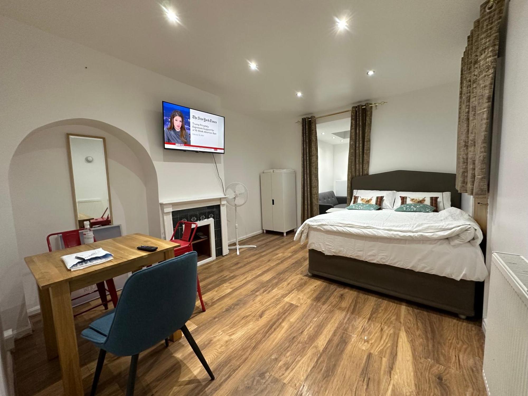 4th Flat With Private Own Bathroom A Luxury Family Setup And Furnished With Double Bed A Double Futon-sofa Bed A Single Futon Bed A Baby Cot And Garden And Free Parking * Londres