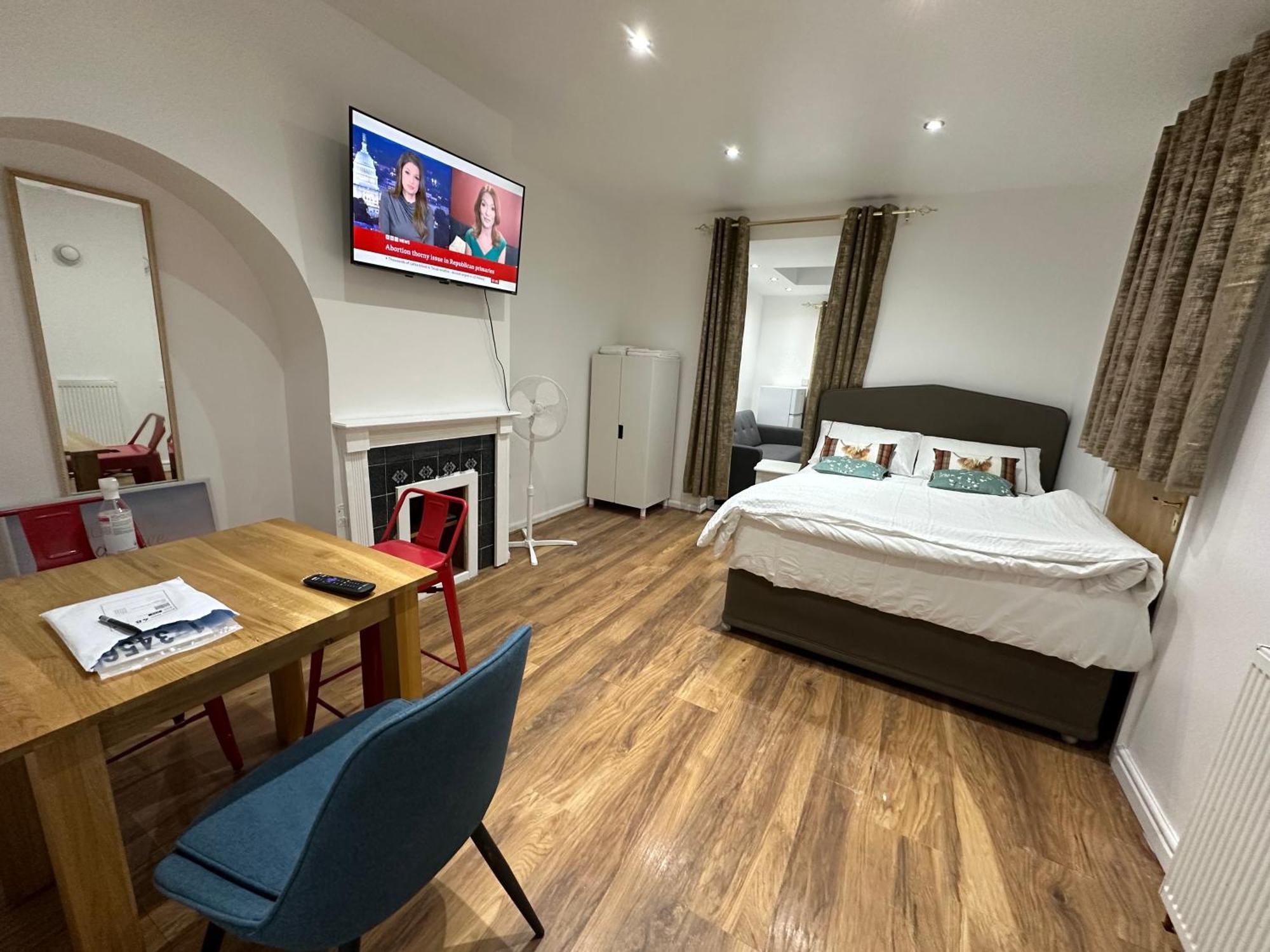 Apartamento 4th Flat With Private Own Bathroom A Luxury Family Setup And Furnished With Double Bed A Double Futon-sofa Bed A Single Futon Bed A Baby Cot And Garden And Free Parking