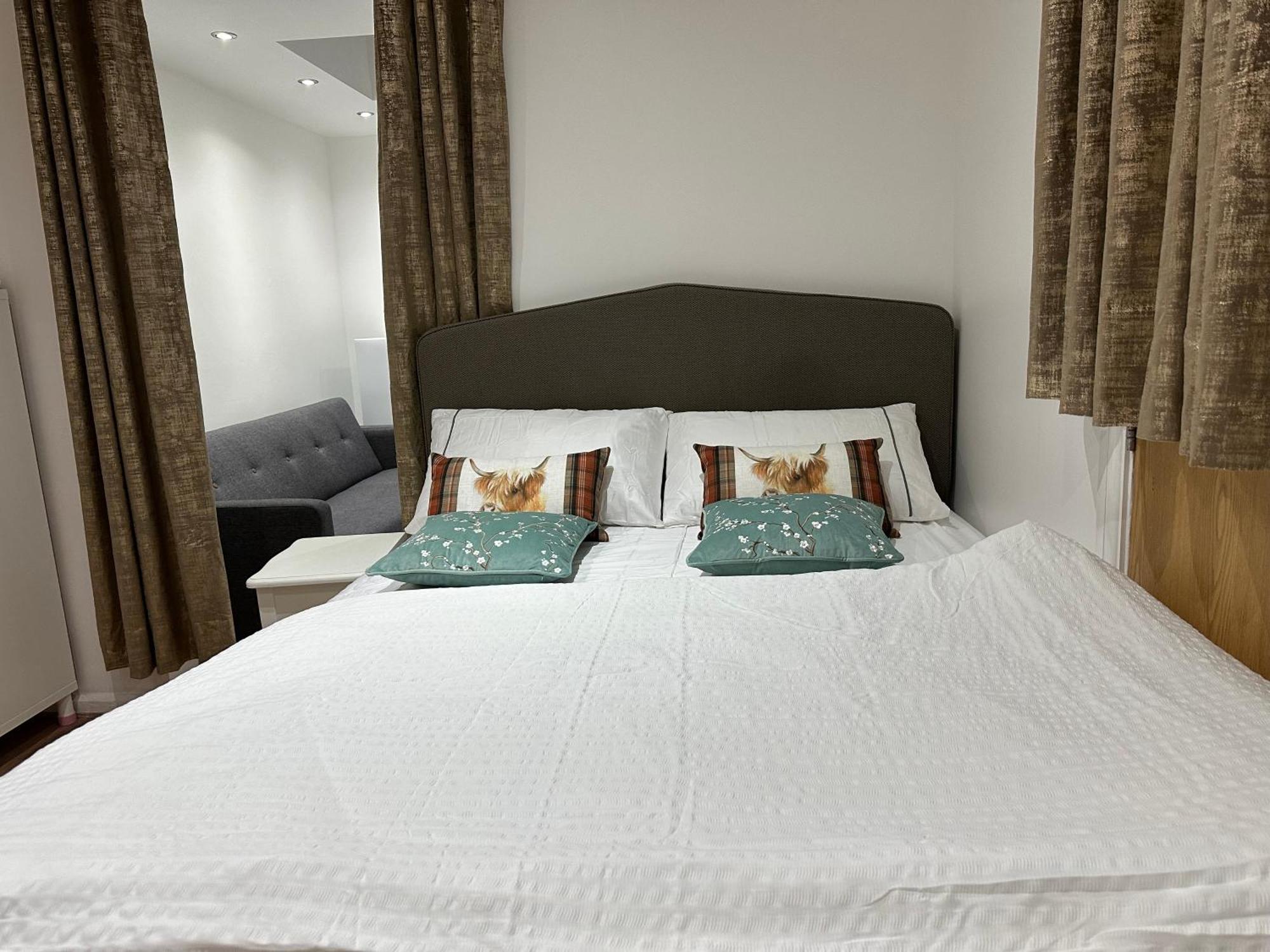 4th Flat With Private Own Bathroom A Luxury Family Setup And Furnished With Double Bed A Double Futon-sofa Bed A Single Futon Bed A Baby Cot And Garden And Free Parking * Londres