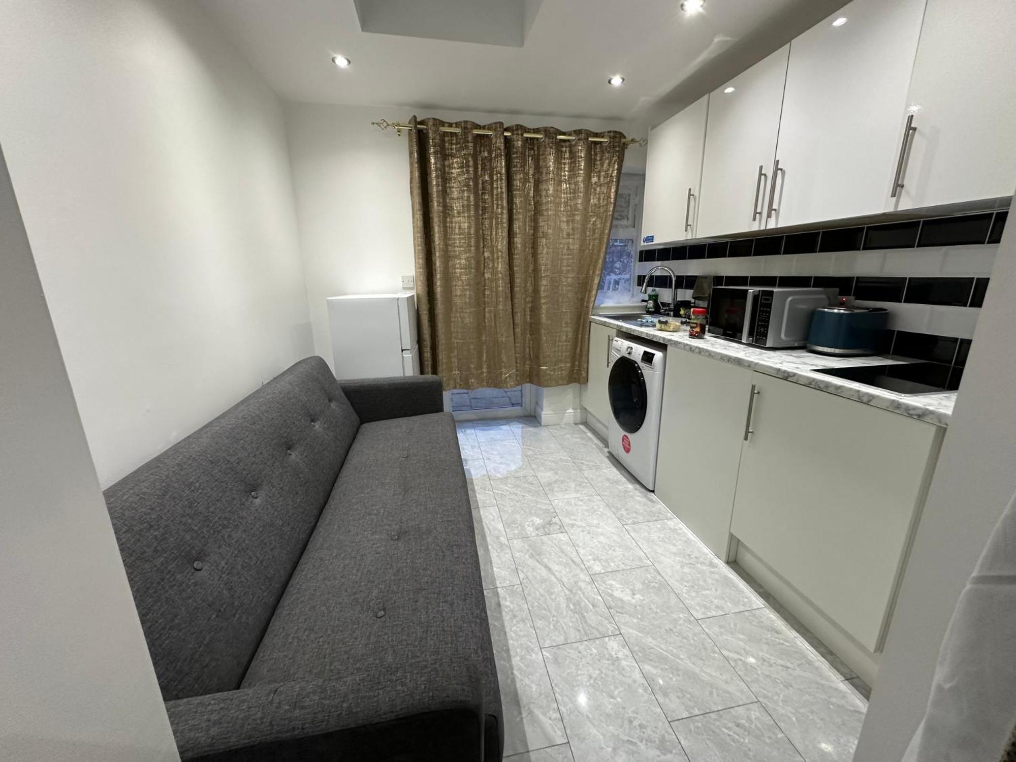 4th Flat With Private Own Bathroom A Luxury Family Setup And Furnished With Double Bed A Double Futon-sofa Bed A Single Futon Bed A Baby Cot And Garden And Free Parking Apartamento Londres