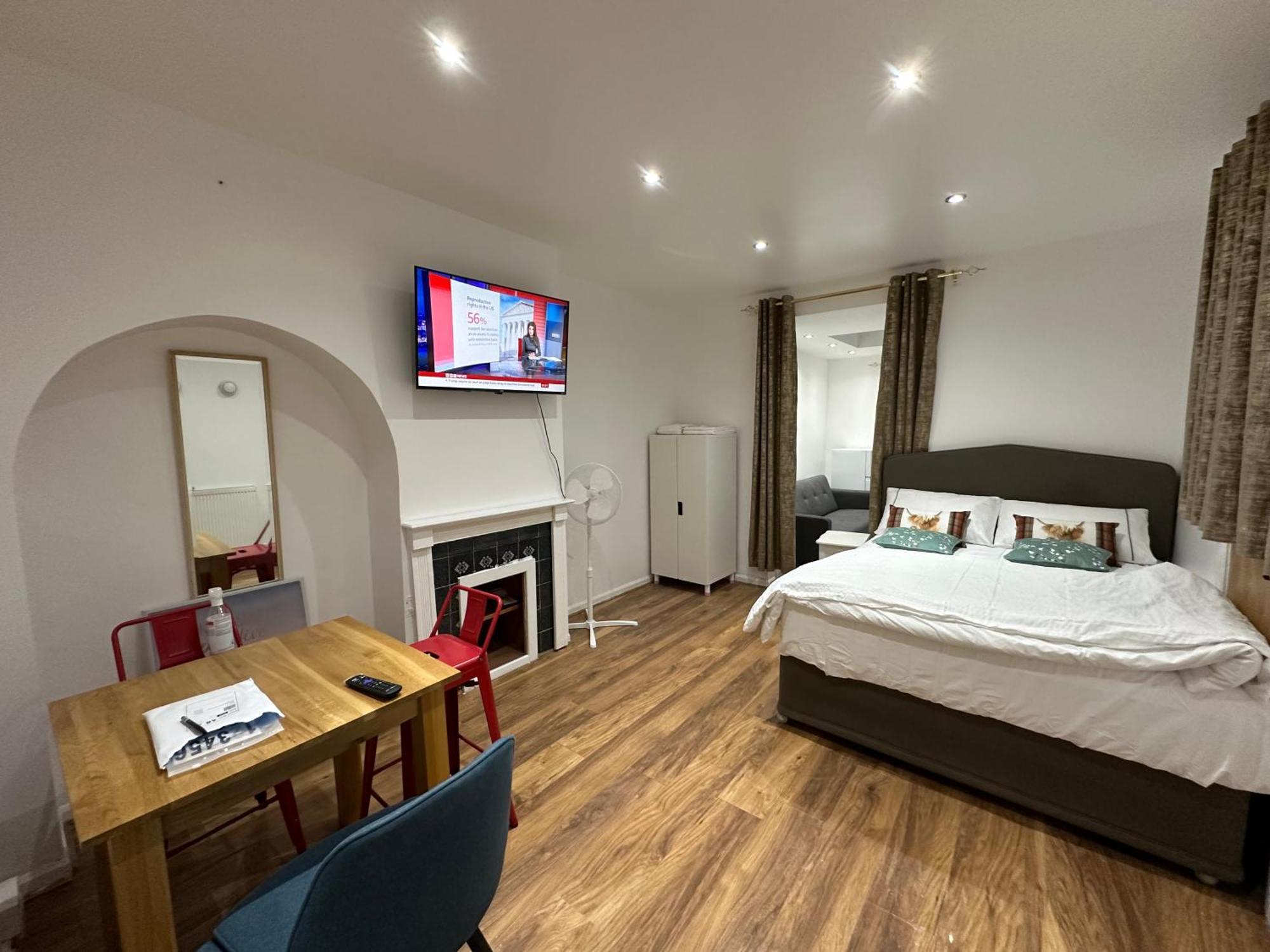 Apartamento 4th Flat With Private Own Bathroom A Luxury Family Setup And Furnished With Double Bed A Double Futon-sofa Bed A Single Futon Bed A Baby Cot And Garden And Free Parking *