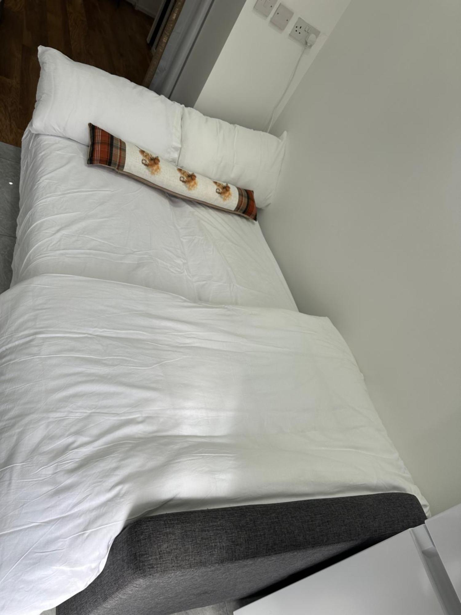 4th Flat With Private Own Bathroom A Luxury Family Setup And Furnished With Double Bed A Double Futon-sofa Bed A Single Futon Bed A Baby Cot And Garden And Free Parking Apartamento