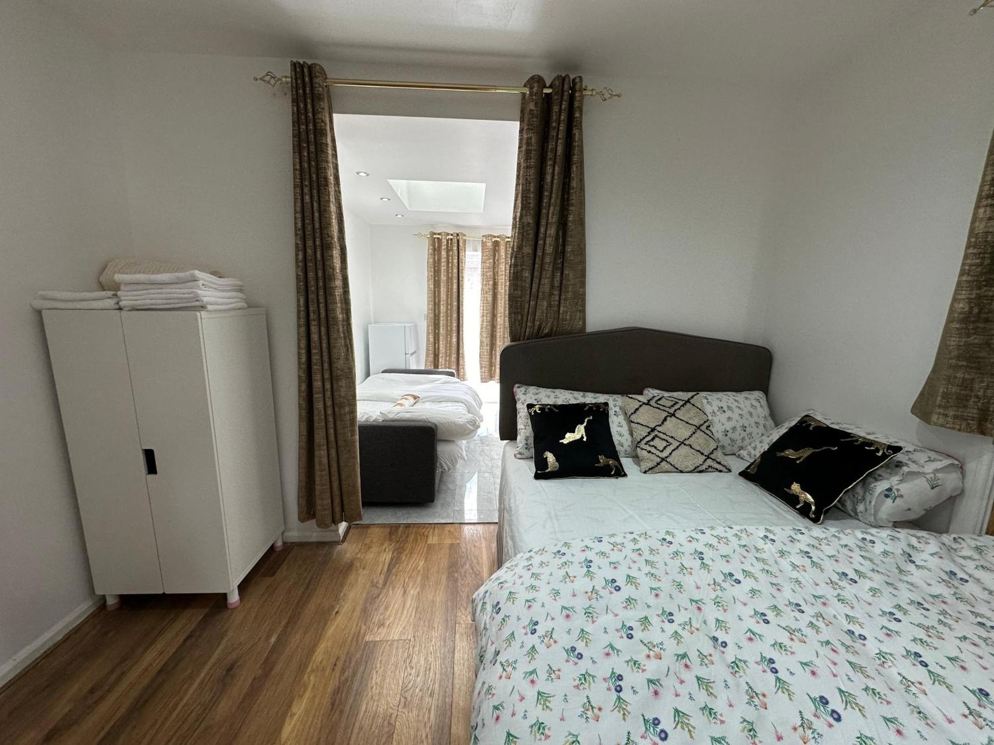 4th Flat With Private Own Bathroom A Luxury Family Setup And Furnished With Double Bed A Double Futon-sofa Bed A Single Futon Bed A Baby Cot And Garden And Free Parking Apartamento Londres