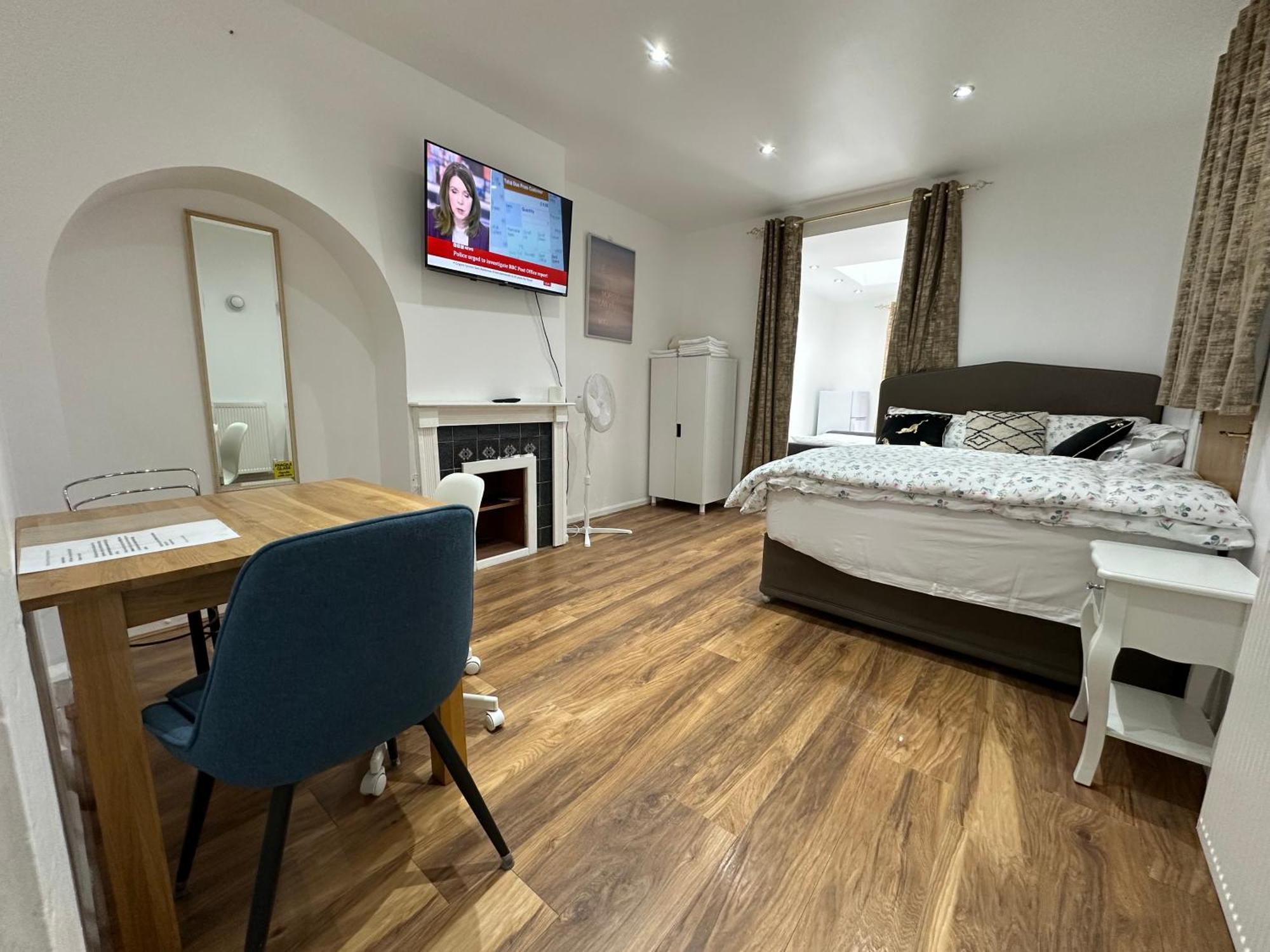 4th Flat With Private Own Bathroom A Luxury Family Setup And Furnished With Double Bed A Double Futon-sofa Bed A Single Futon Bed A Baby Cot And Garden And Free Parking Apartamento Londres