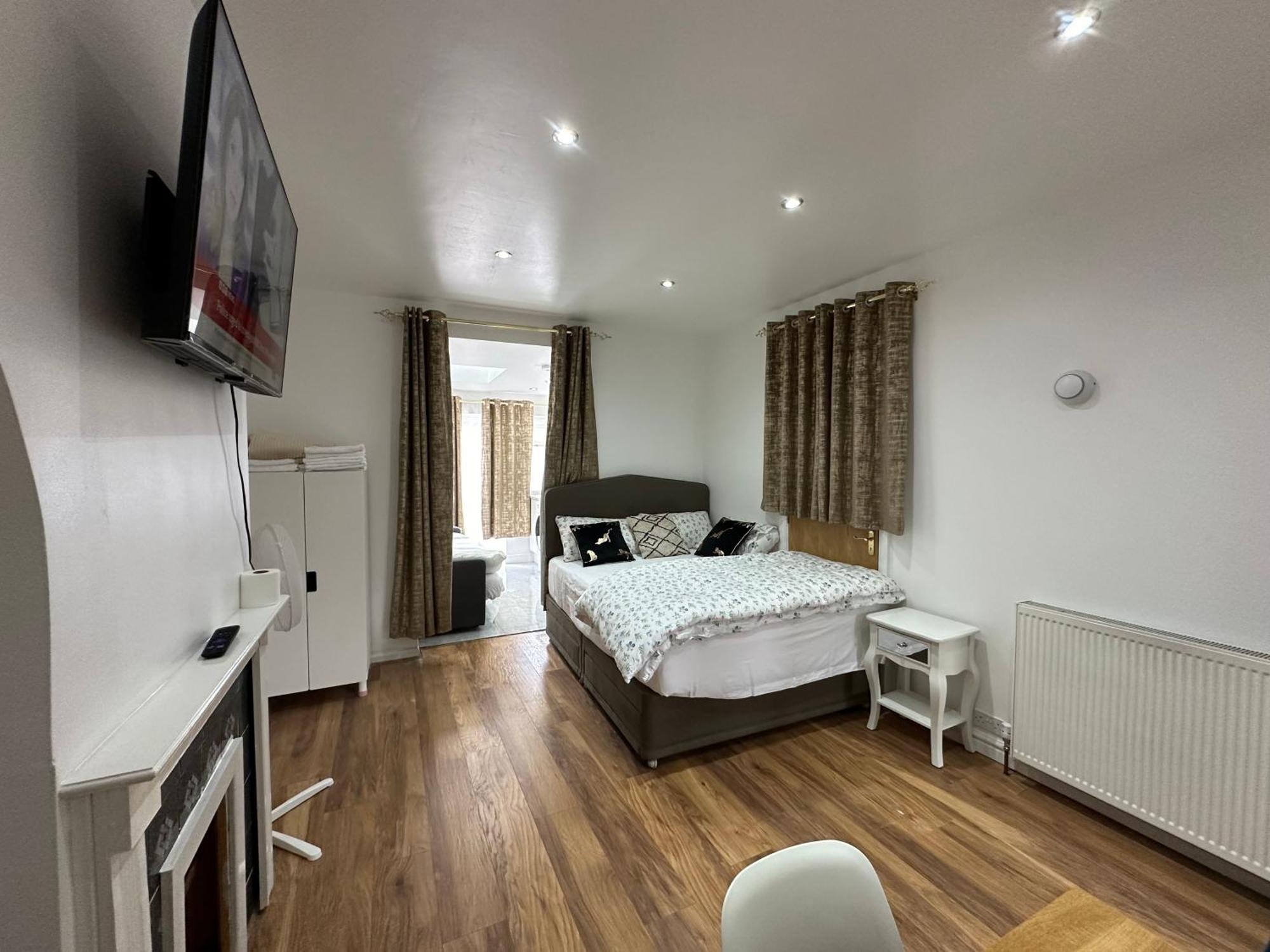 4th Flat With Private Own Bathroom A Luxury Family Setup And Furnished With Double Bed A Double Futon-sofa Bed A Single Futon Bed A Baby Cot And Garden And Free Parking Londres