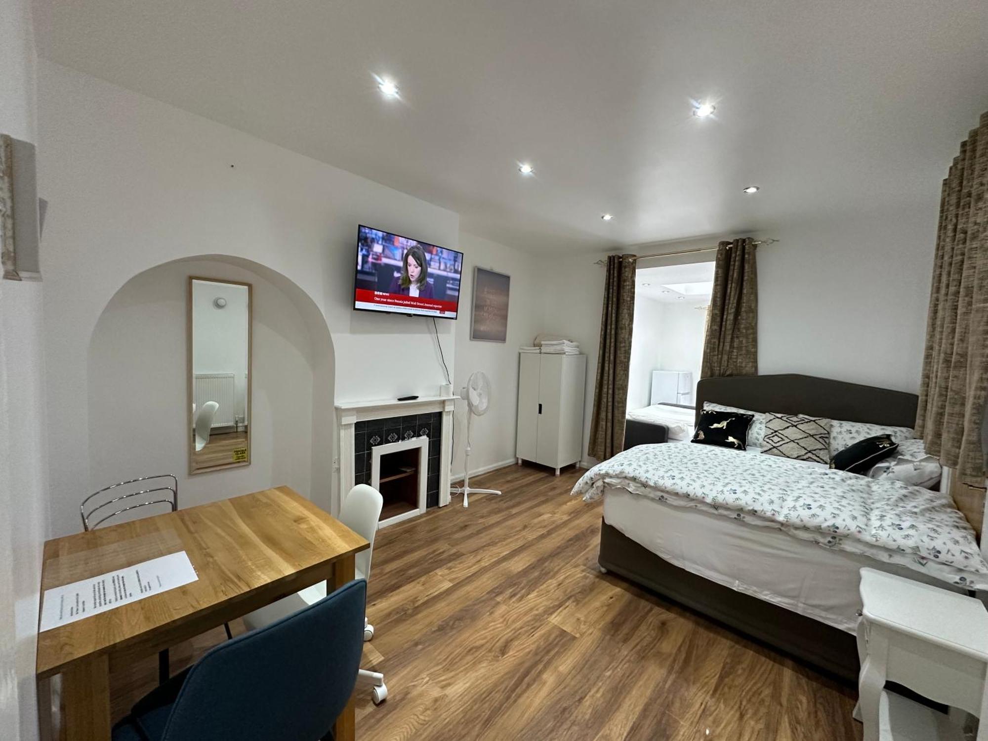 4th Flat With Private Own Bathroom A Luxury Family Setup And Furnished With Double Bed A Double Futon-sofa Bed A Single Futon Bed A Baby Cot And Garden And Free Parking Apartamento