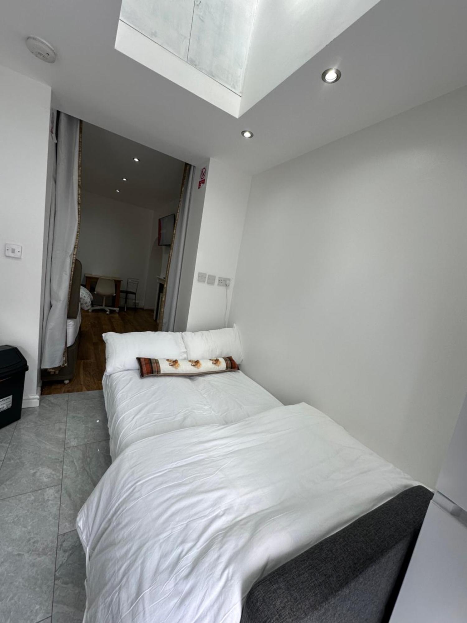 4th Flat With Private Own Bathroom A Luxury Family Setup And Furnished With Double Bed A Double Futon-sofa Bed A Single Futon Bed A Baby Cot And Garden And Free Parking Apartamento *
