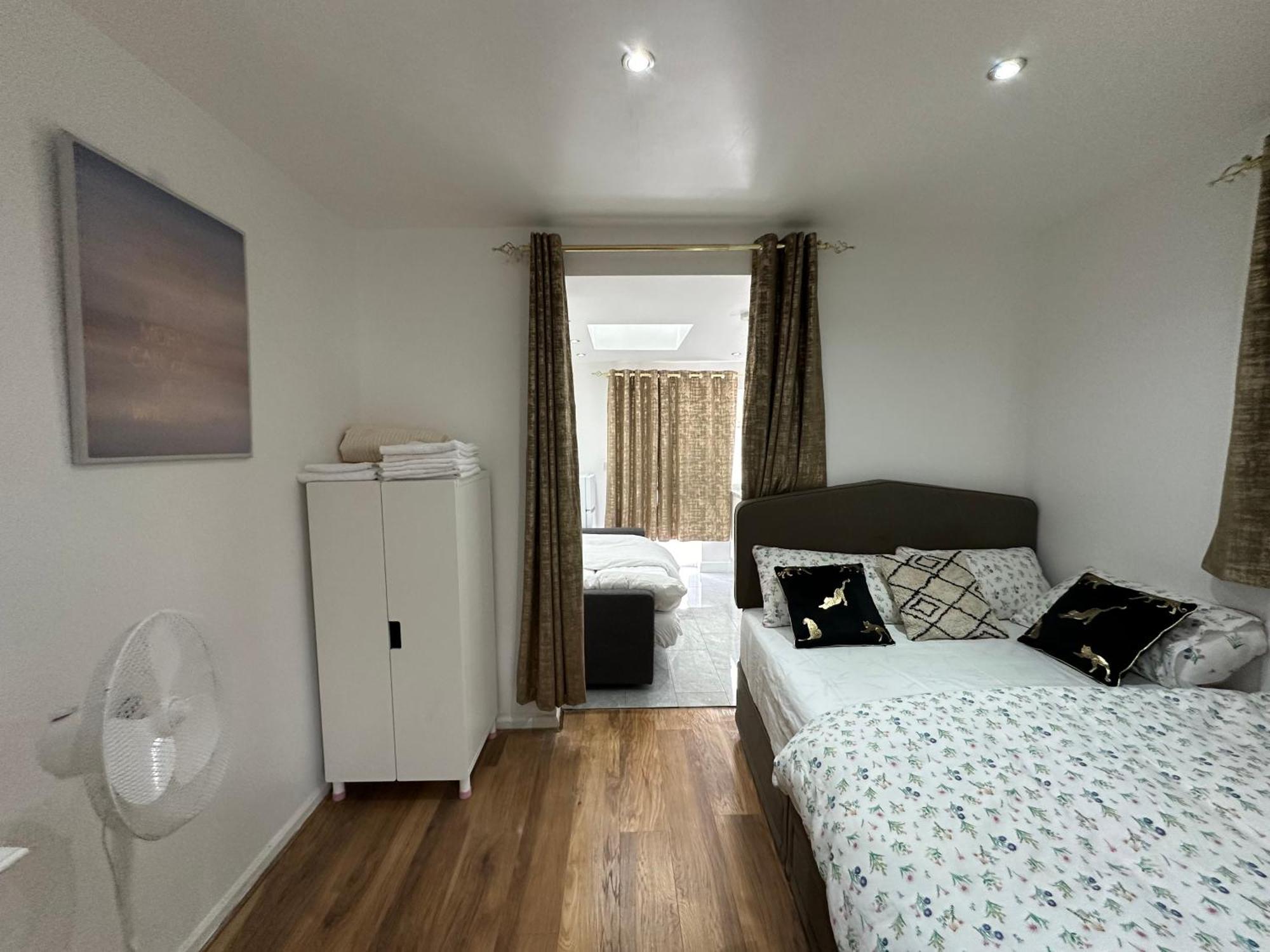 4th Flat With Private Own Bathroom A Luxury Family Setup And Furnished With Double Bed A Double Futon-sofa Bed A Single Futon Bed A Baby Cot And Garden And Free Parking Apartamento *