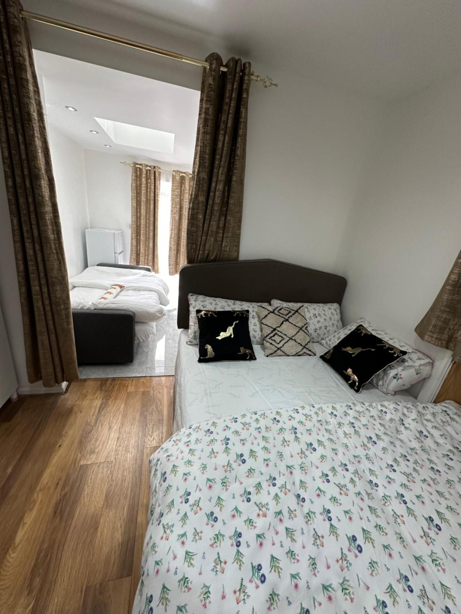 Apartamento 4th Flat With Private Own Bathroom A Luxury Family Setup And Furnished With Double Bed A Double Futon-sofa Bed A Single Futon Bed A Baby Cot And Garden And Free Parking