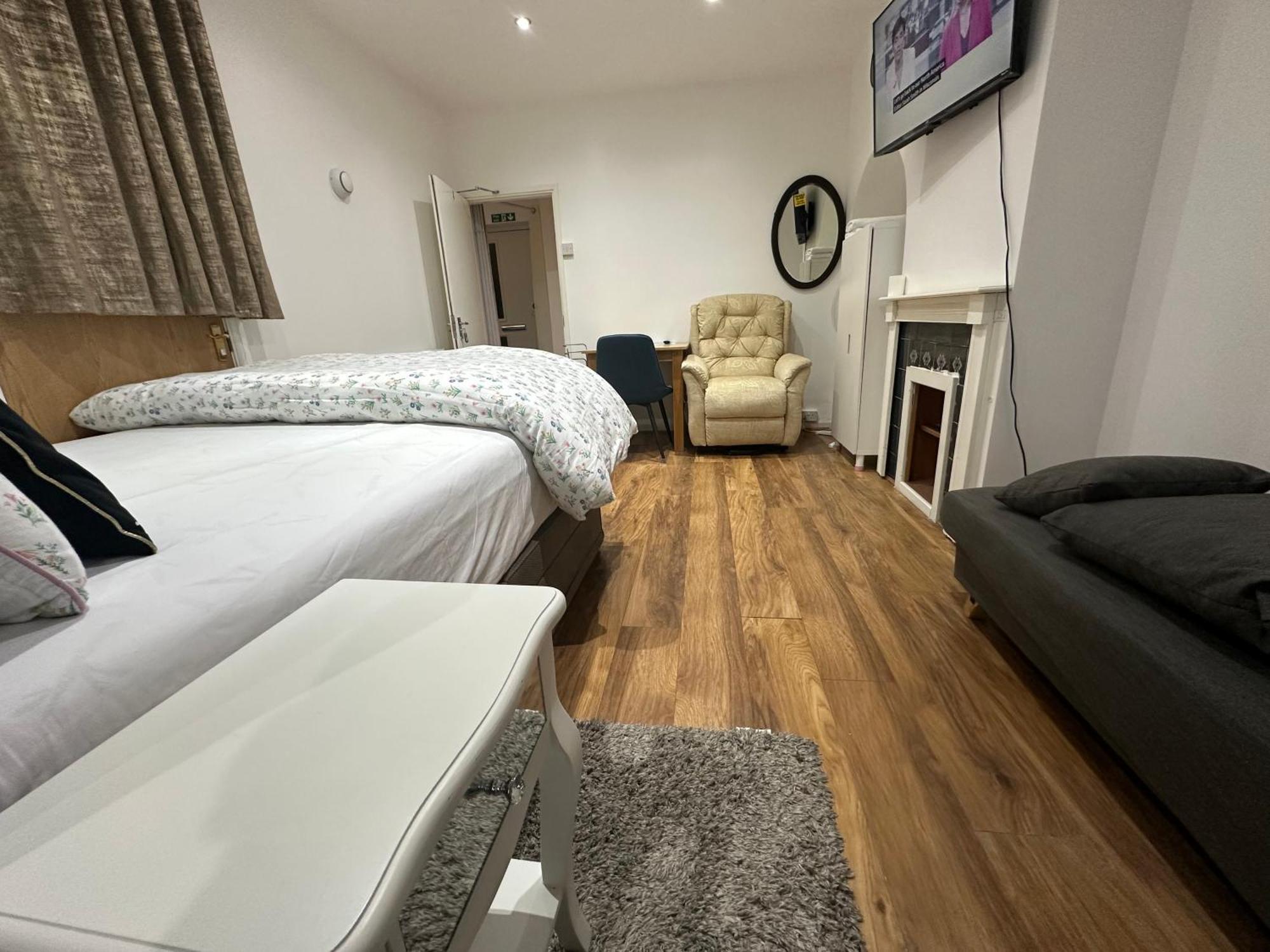 4th Flat With Private Own Bathroom A Luxury Family Setup And Furnished With Double Bed A Double Futon-sofa Bed A Single Futon Bed A Baby Cot And Garden And Free Parking Apartamento *