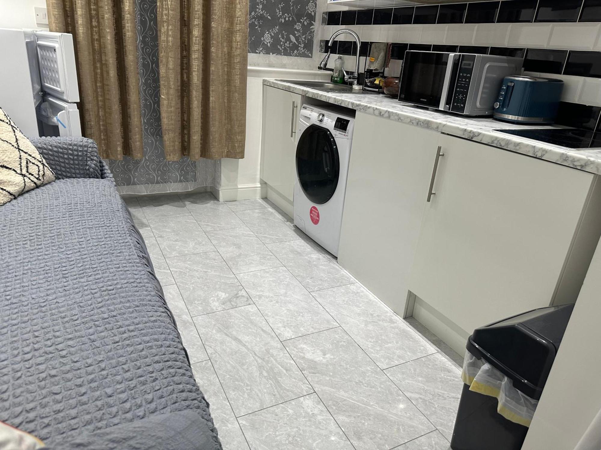 Apartamento 4th Flat With Private Own Bathroom A Luxury Family Setup And Furnished With Double Bed A Double Futon-sofa Bed A Single Futon Bed A Baby Cot And Garden And Free Parking Londres
