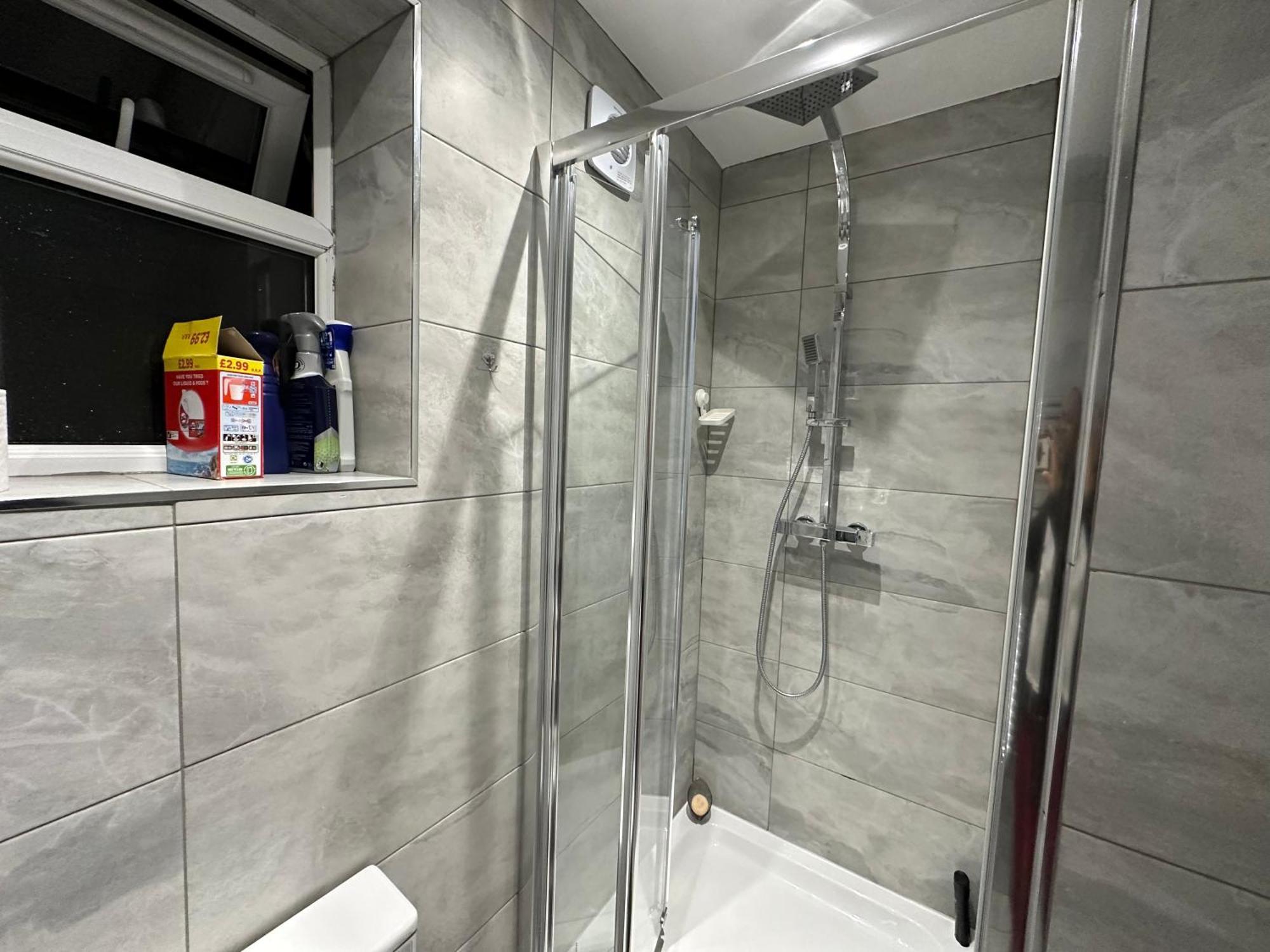 Apartamento 4th Flat With Private Own Bathroom A Luxury Family Setup And Furnished With Double Bed A Double Futon-sofa Bed A Single Futon Bed A Baby Cot And Garden And Free Parking Londres